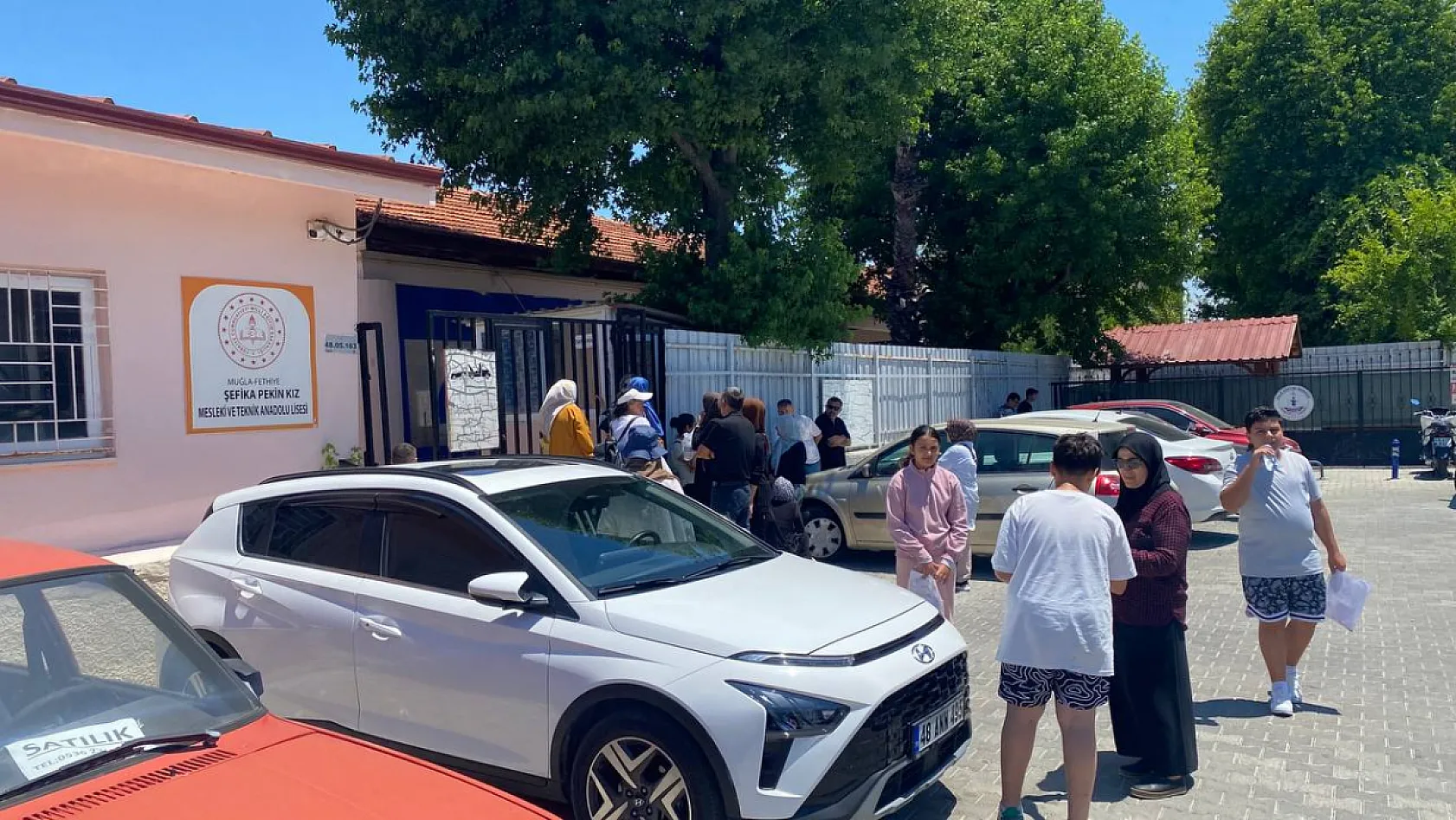 Fethiye'de LGS Heyecanı: Veliler Çocuklarından Daha Heyecanlıydı