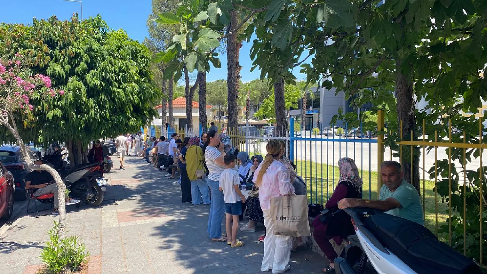 Fethiye'de LGS Heyecanı: Veliler Çocuklarından Daha Heyecanlıydı