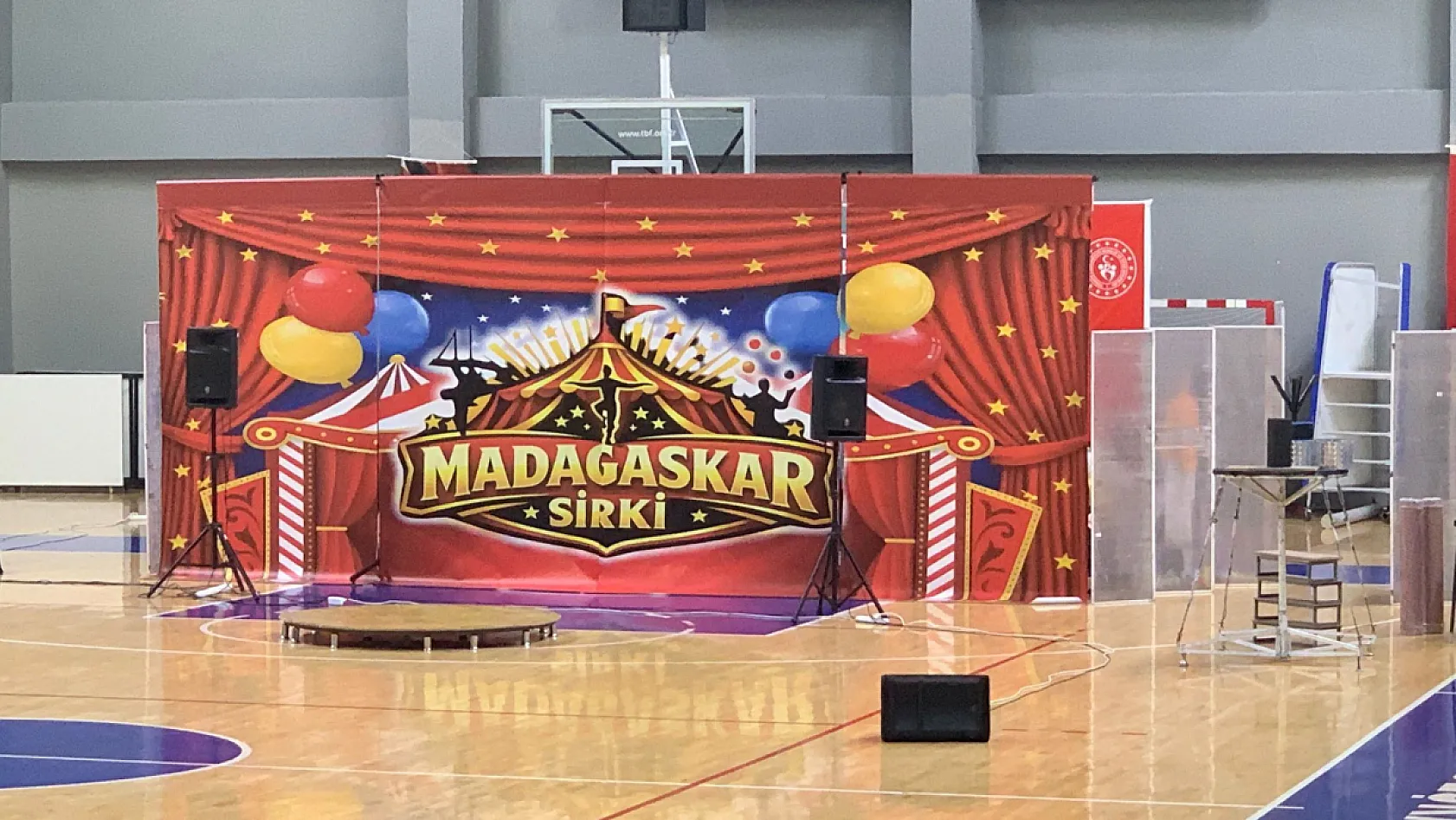 Fethiye'de Madagaskar Sirki Gösterisine Ara Tatilde Yoğun İlgi