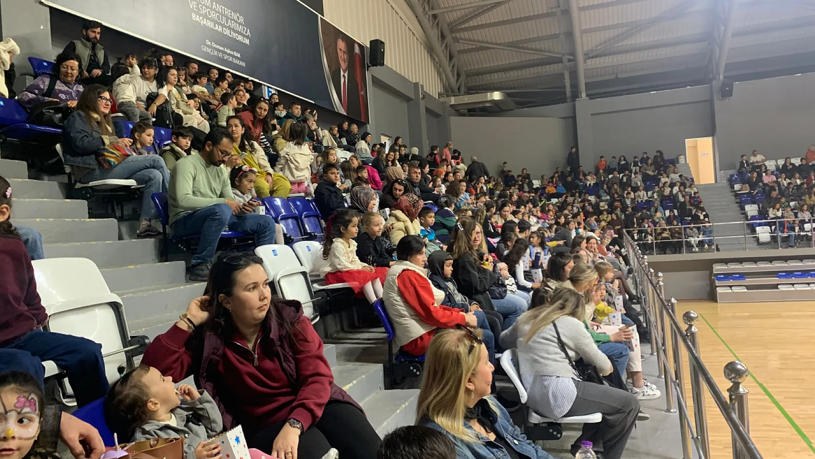 Fethiye'de Madagaskar Sirki Gösterisine Ara Tatilde Yoğun İlgi