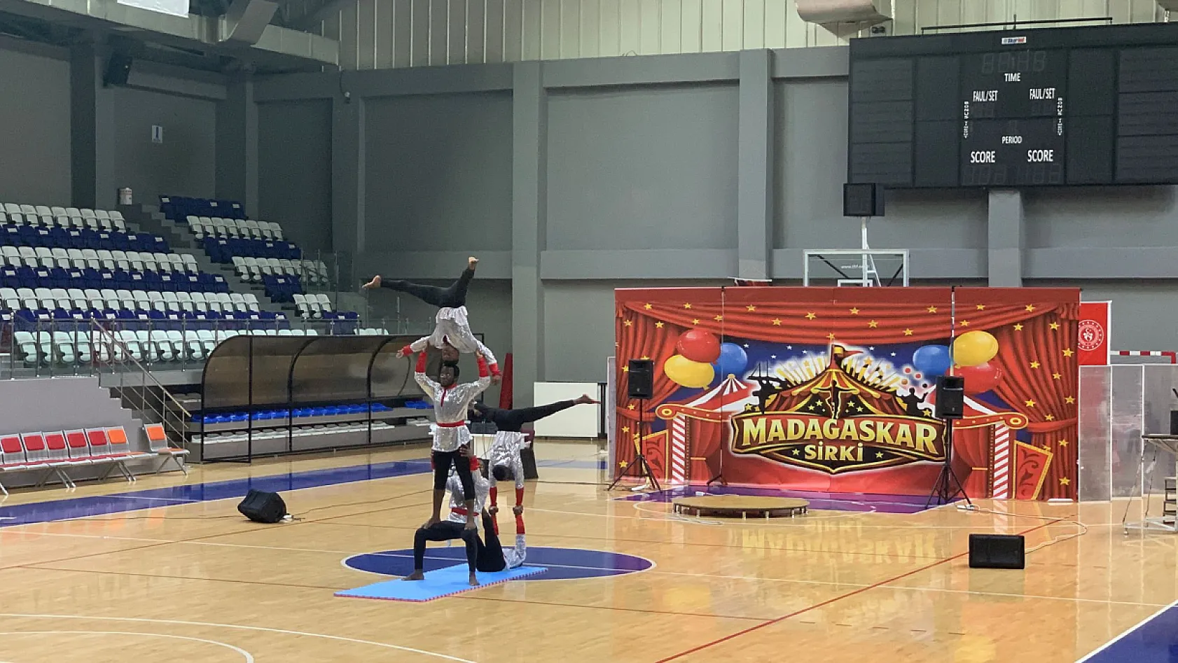 Fethiye'de Madagaskar Sirki Gösterisine Ara Tatilde Yoğun İlgi