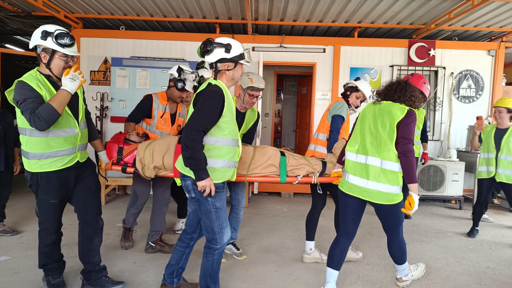 Fethiye'de MAG gönüllüleri enkazdan yaralı kurtarma eğitimi aldı