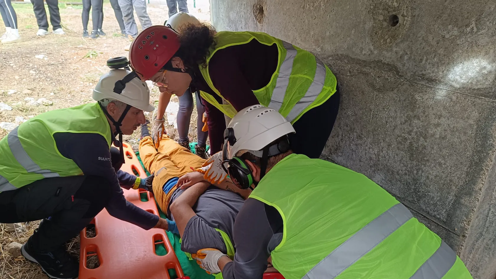 Fethiye'de MAG gönüllüleri enkazdan yaralı kurtarma eğitimi aldı