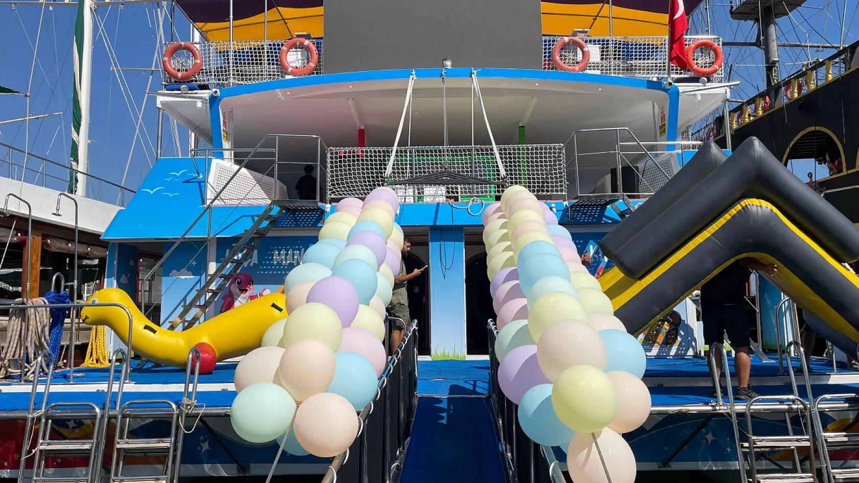 Fethiye'de Mavi Bilet'in Hayata Geçirdiği Toys Boat İlk Seferine Başladı