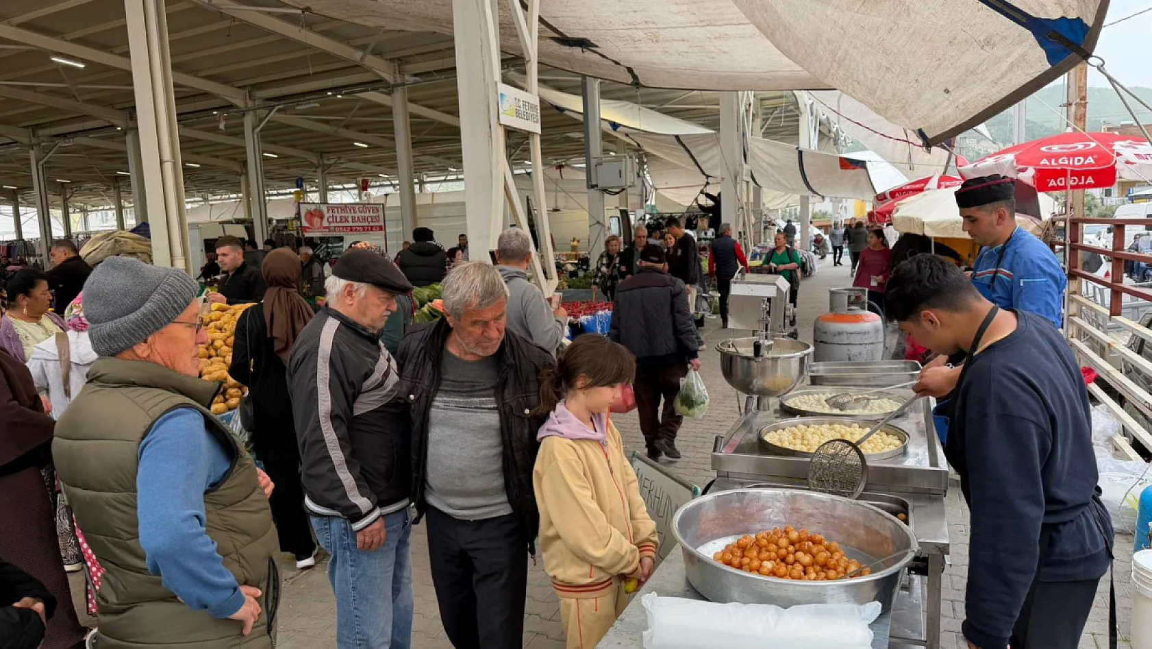 Fethiye'de Merhum Nursel Akdeniz İçin Lokma İkramı