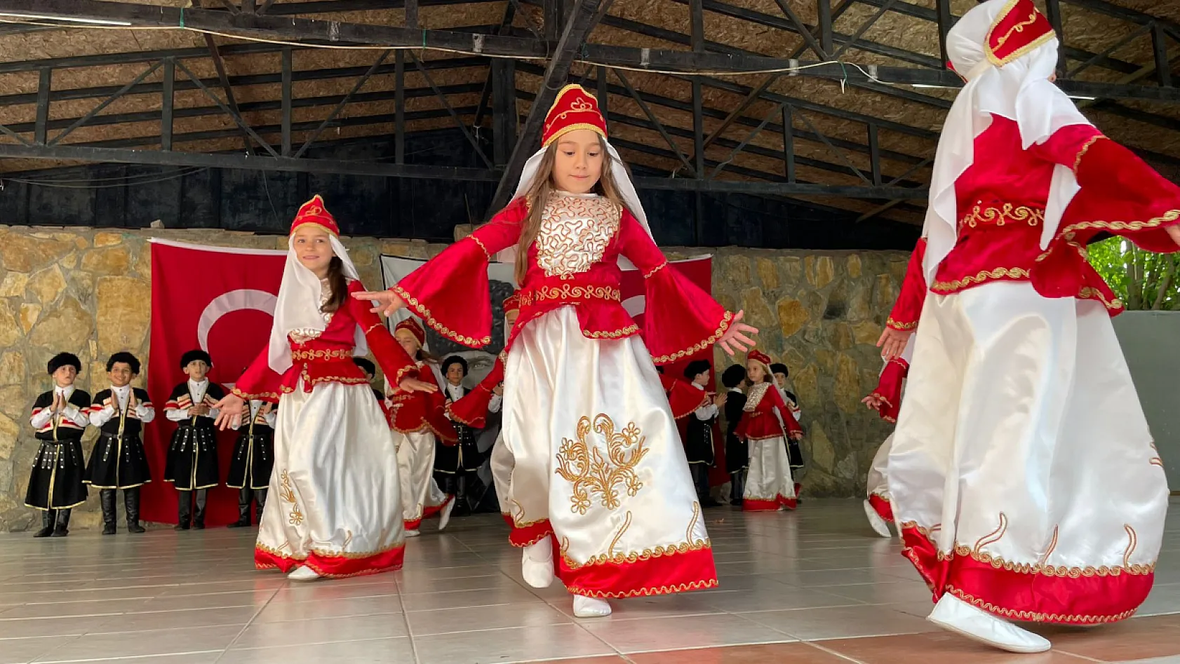 Fethiye'de minik öğrencilerden renkli 'Okuma Bayramı' şöleni