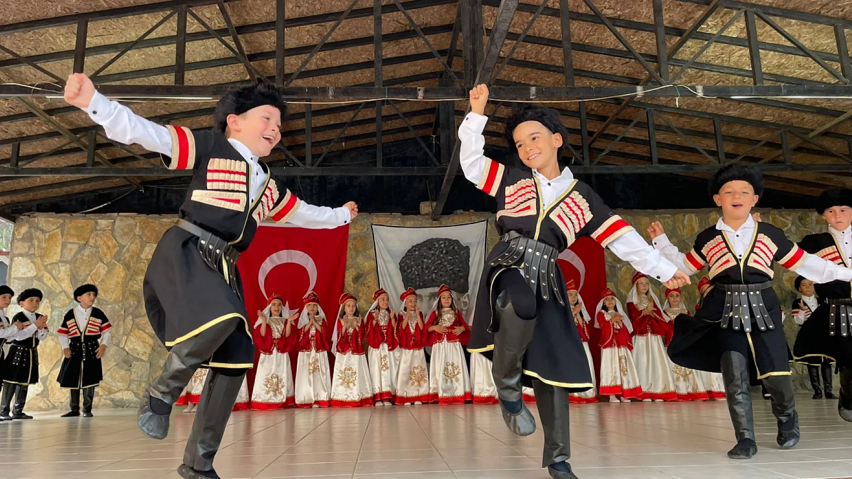 Fethiye'de minik öğrencilerden renkli 'Okuma Bayramı' şöleni