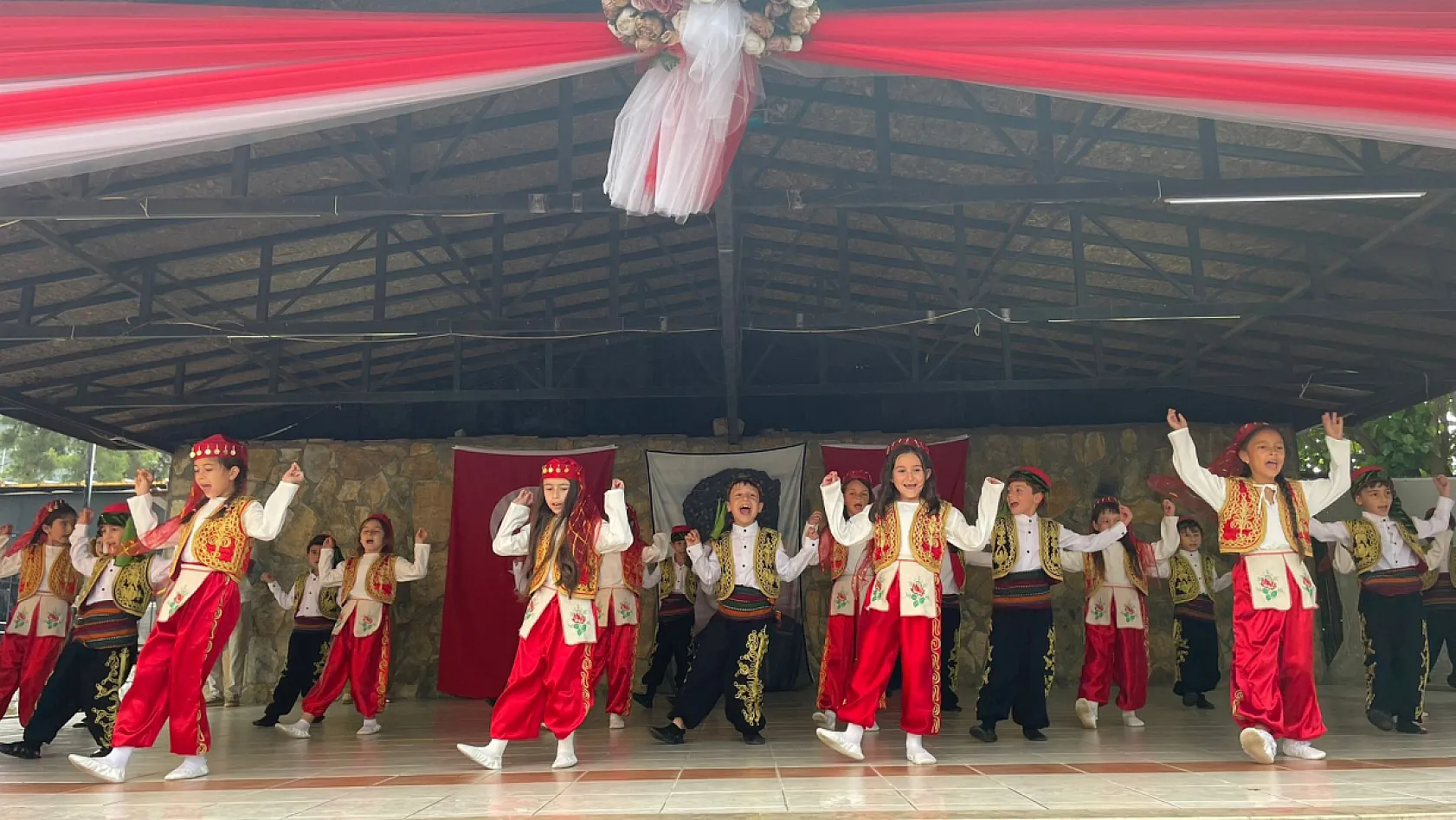 Fethiye'de minik öğrencilerden renkli 'Okuma Bayramı' şöleni