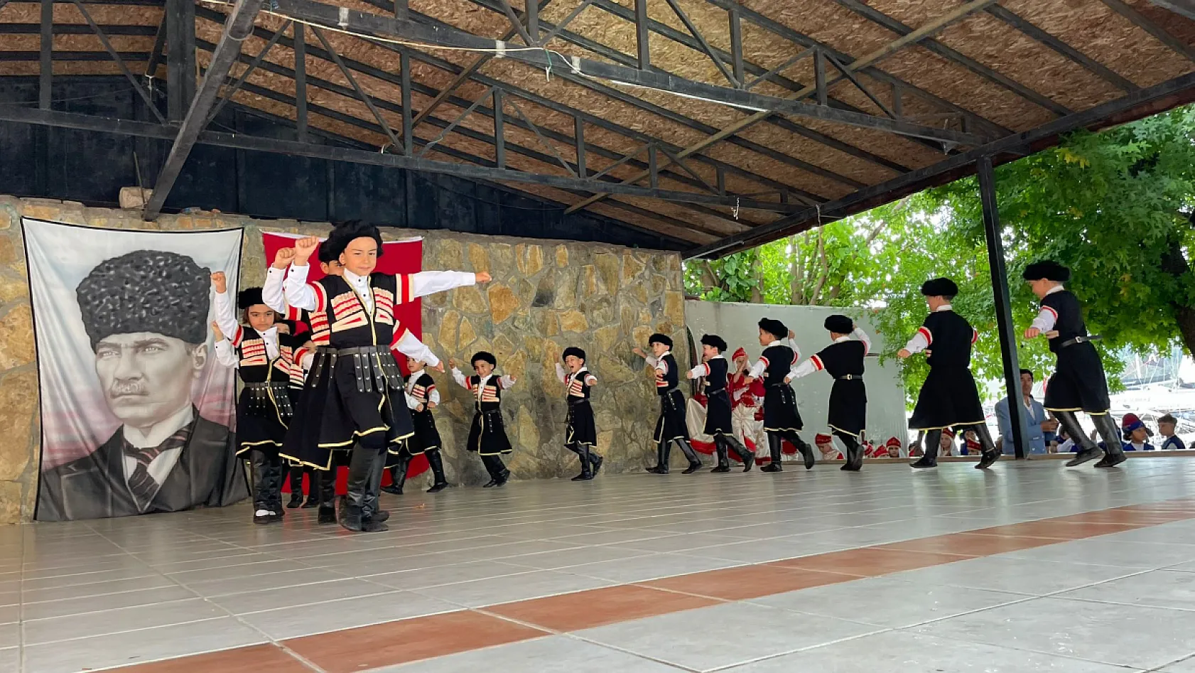 Fethiye'de minik öğrencilerden renkli 'Okuma Bayramı' şöleni