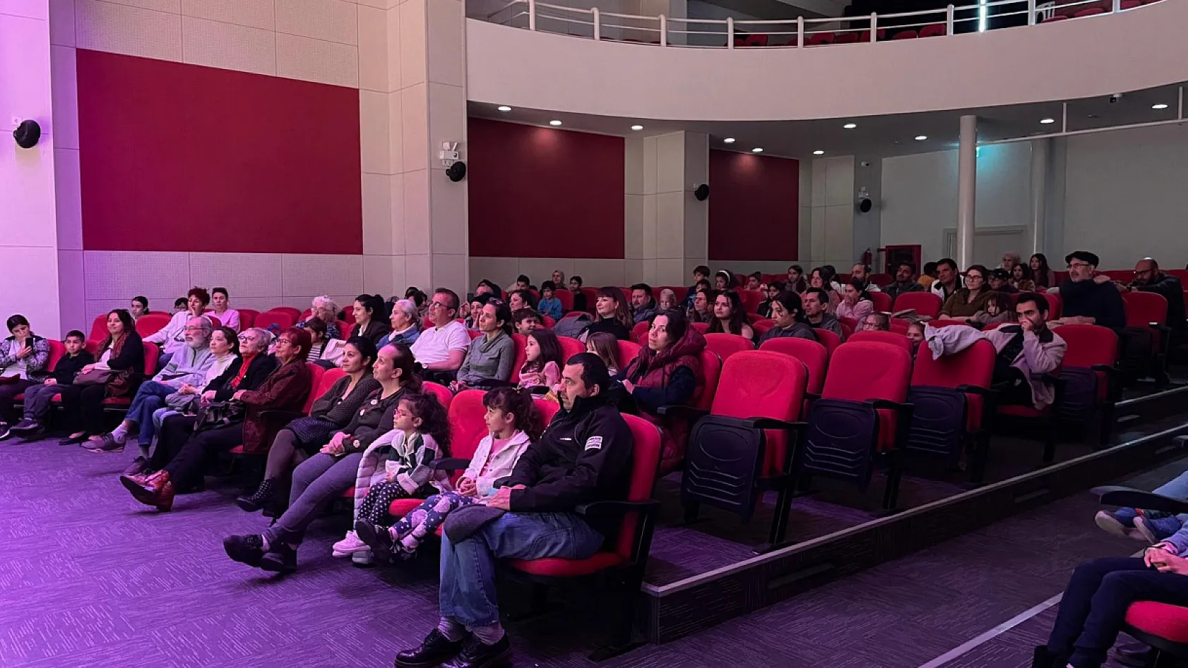 Fethiye'de Miniklere Tiyatro Şöleni: 'Çiftlikteki Hırsızlar' Sahnelendi