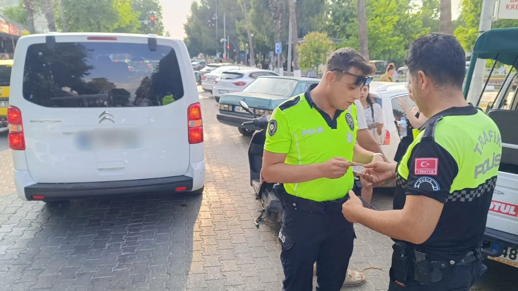 Fethiye'de Motosiklet Otomobilin Kapısına Çarptı