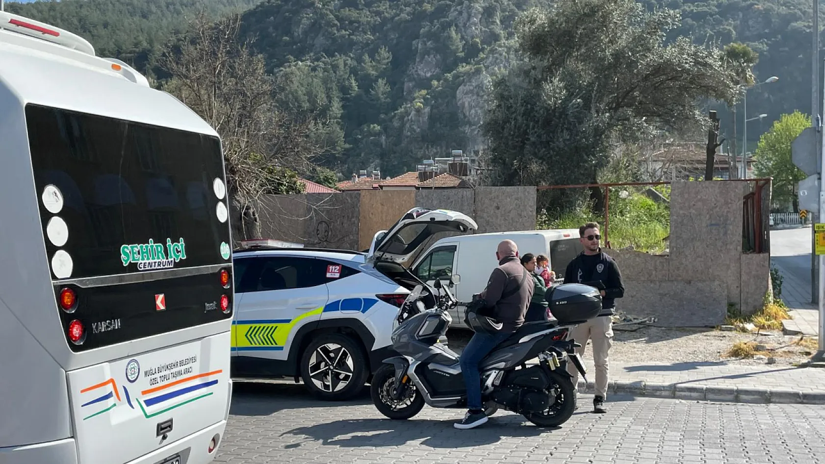 Fethiye'de motosiklet sürücülerine kask ve eldiven denetimi