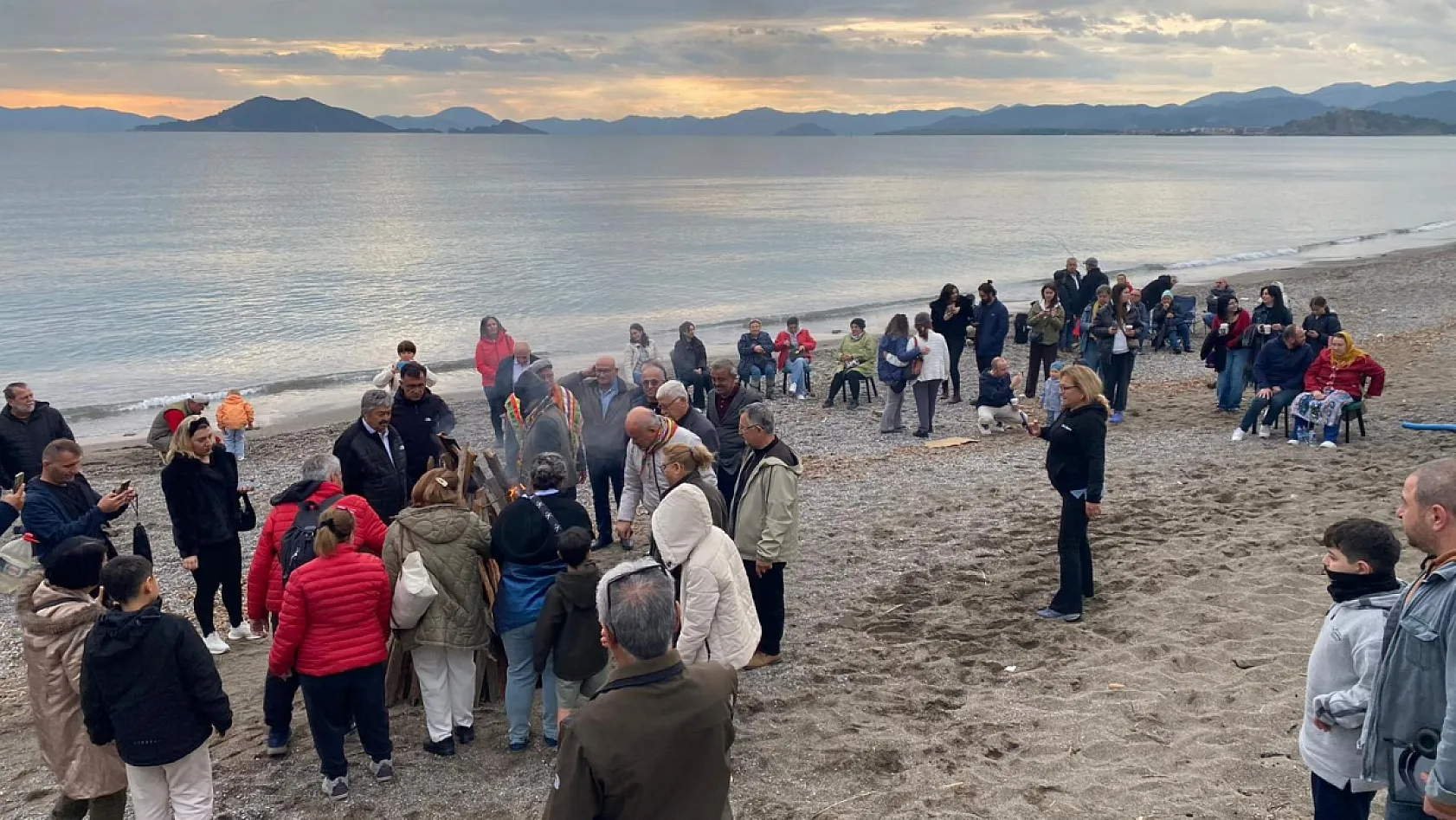 Fethiye'de 'Nevruz' coşkusu: Ateşler yakıldı, bahar birlik mesajlarıyla karşılandı