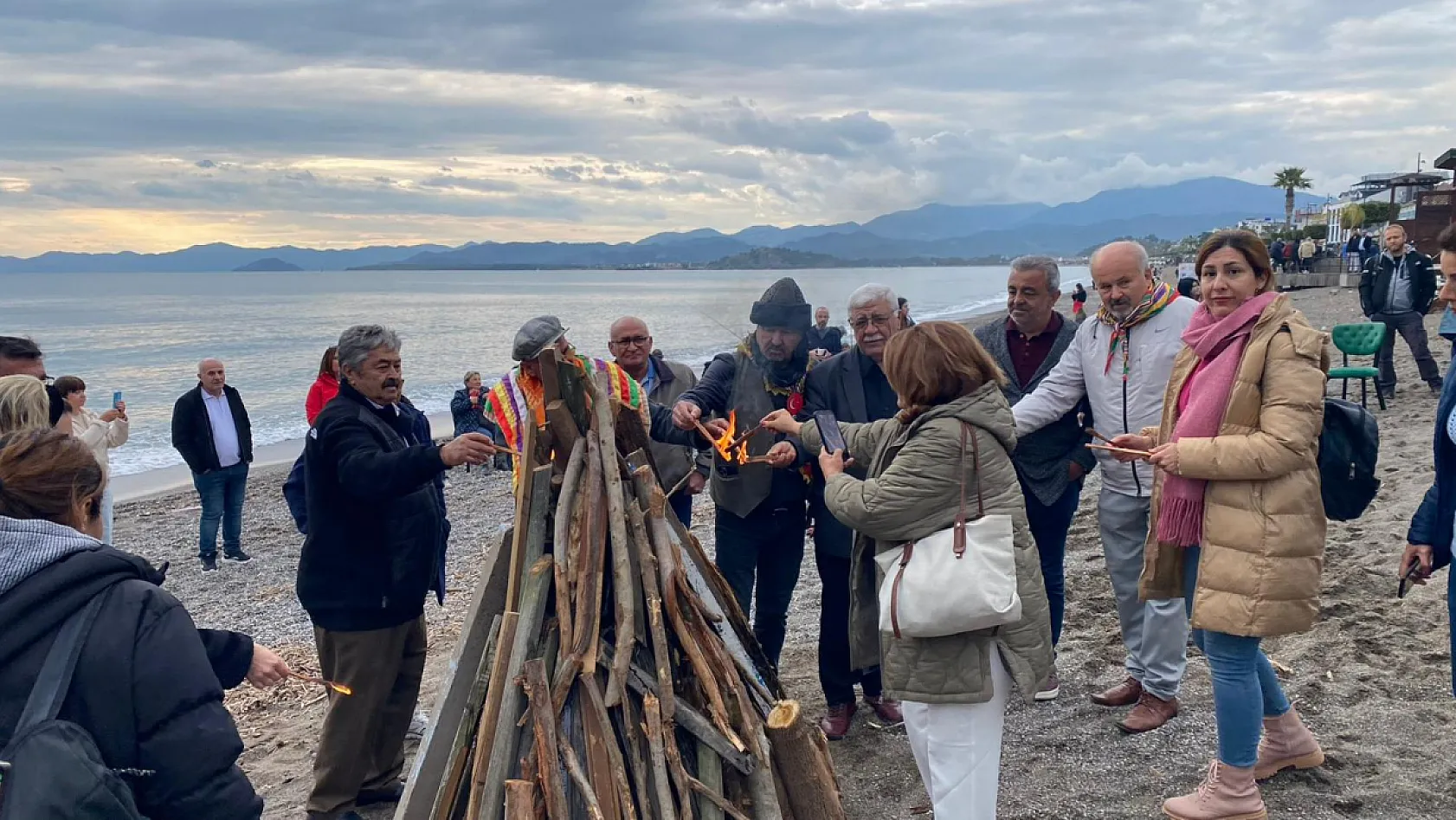Fethiye'de 'Nevruz' coşkusu: Ateşler yakıldı, bahar birlik mesajlarıyla karşılandı