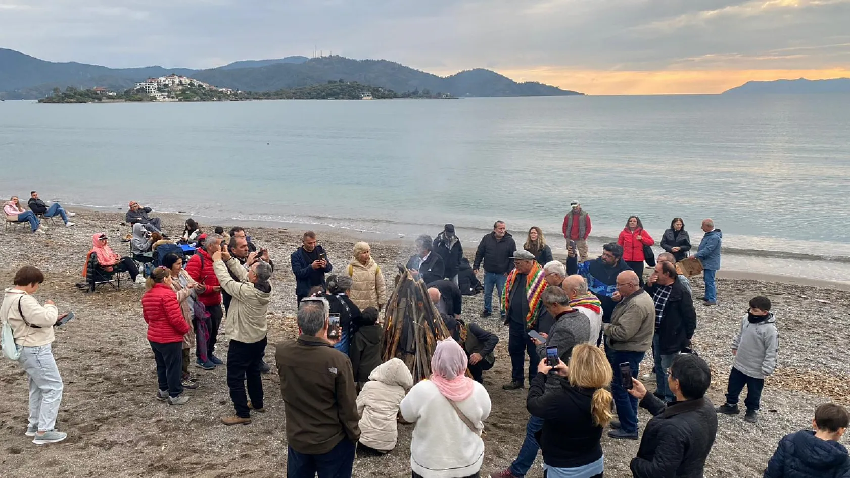Fethiye'de 'Nevruz' coşkusu: Ateşler yakıldı, bahar birlik mesajlarıyla karşılandı