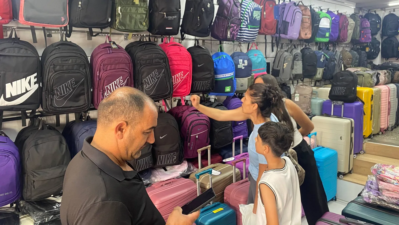 Fethiye'de Okul Çantası Yoğunluğu: Veliler Ortopedik ve Kullanışlı Modelleri Tercih Ediyor