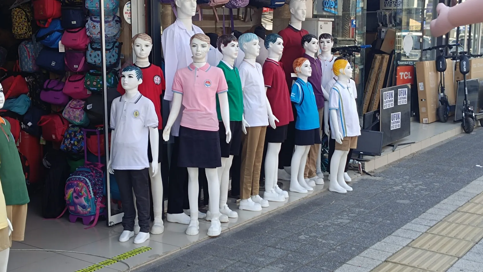 Fethiye'de okul telaşı sürerken askıda formalar öğrencileri bekliyor
