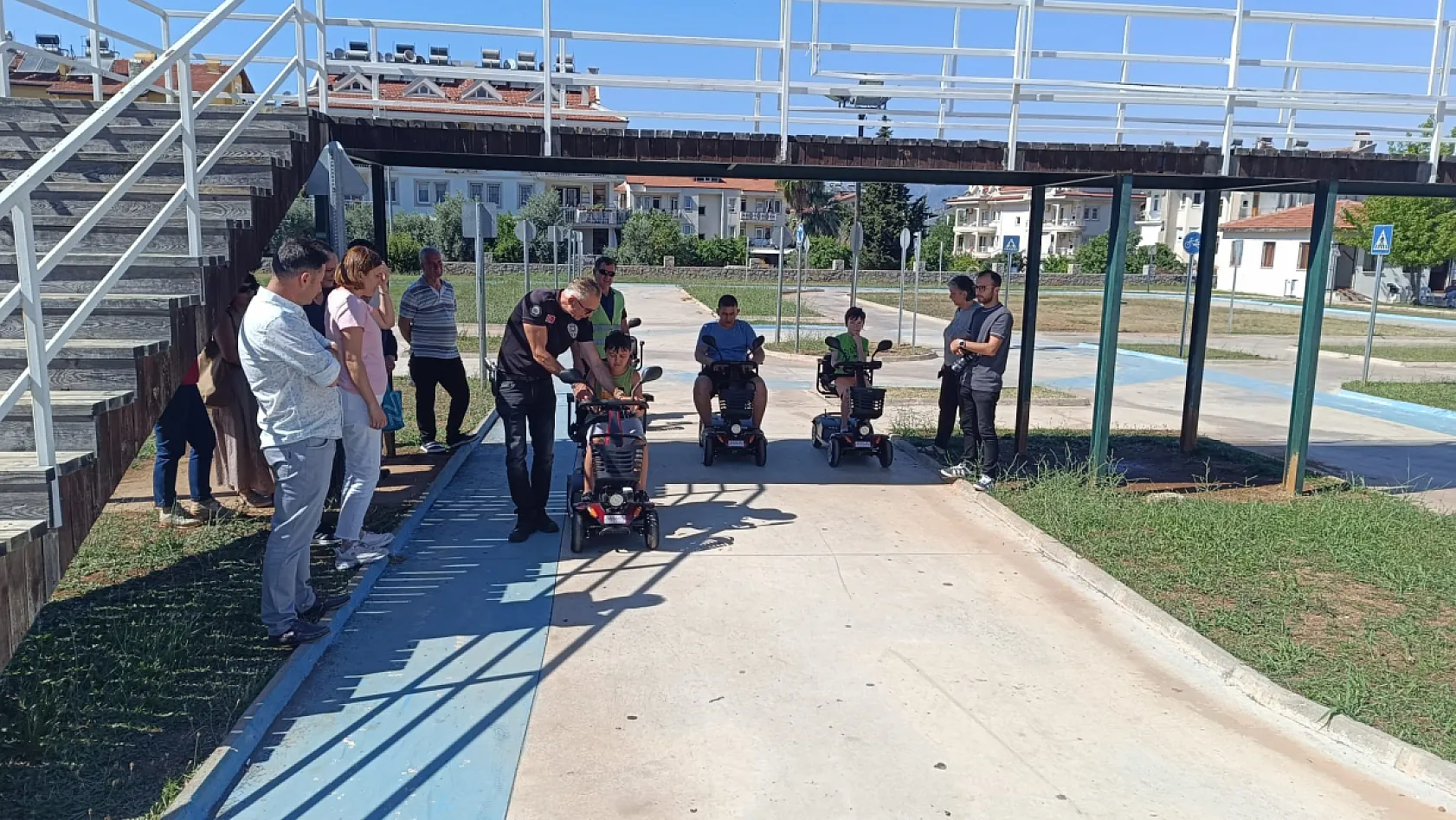 Fethiye'de otizmli çocuklar Trafik Eğitim Parkı'nda kuralları uygulamalı öğrendi