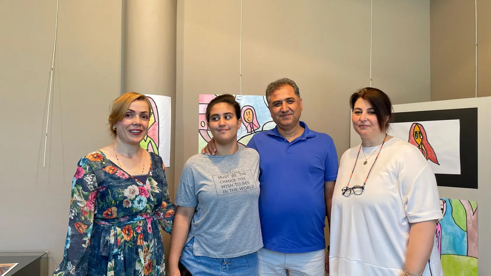 Fethiye'de Otizmli Feyza'nın Renkli Dünyası Sergiye Dönüştü: 'Resimlerle Kendini Anlatıyor'