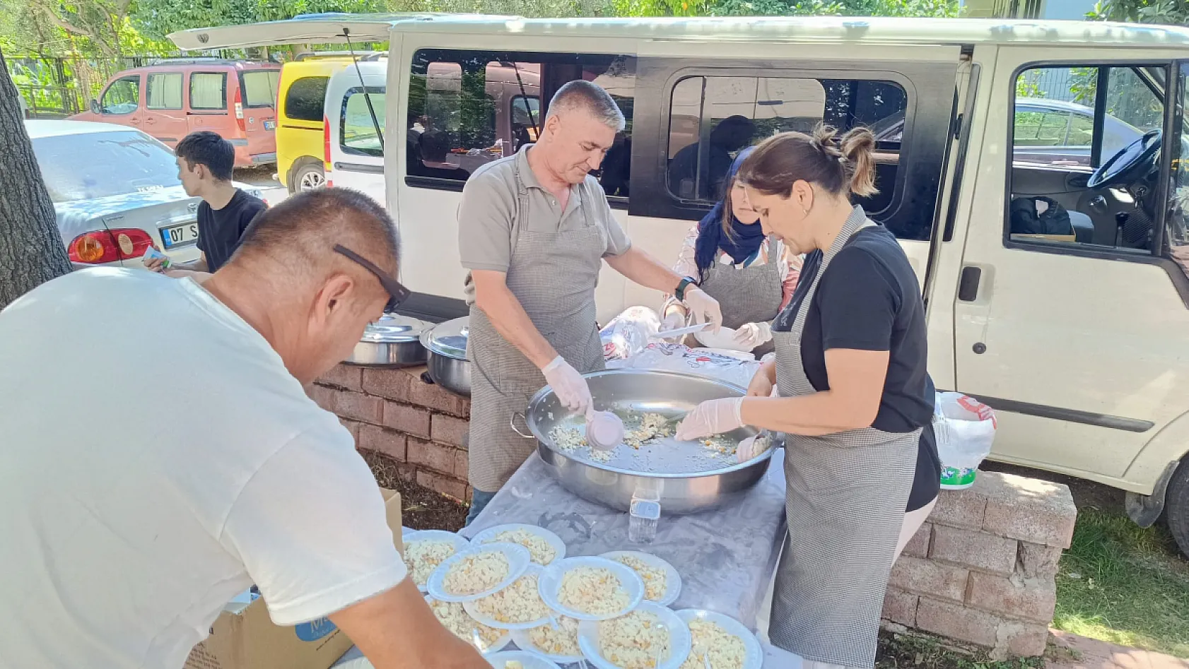Fethiye'de Özcan Kıvrak 22. ölüm yılında lokma hayrı ile anıldı