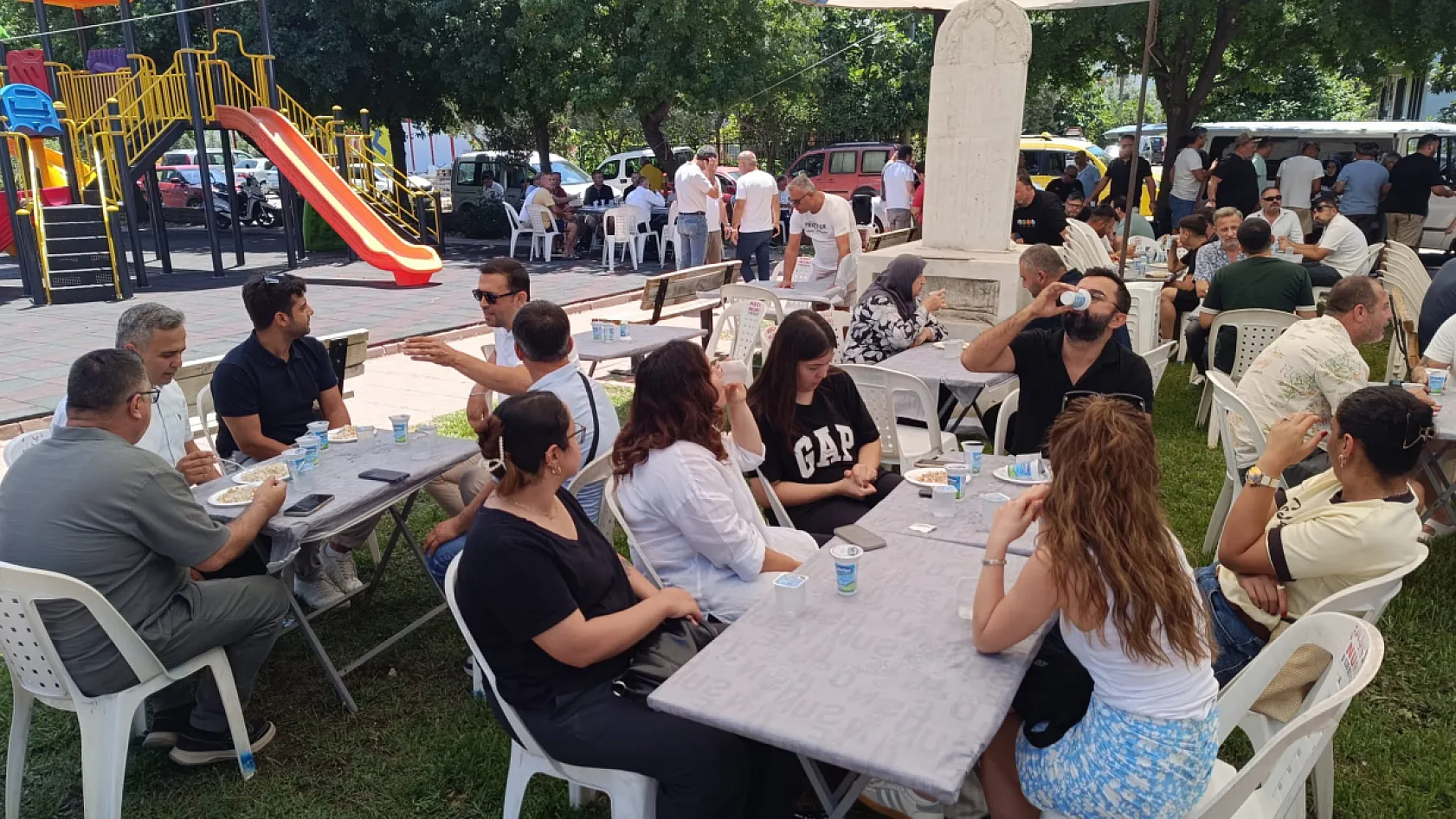 Fethiye'de Özcan Kıvrak 22. ölüm yılında lokma hayrı ile anıldı