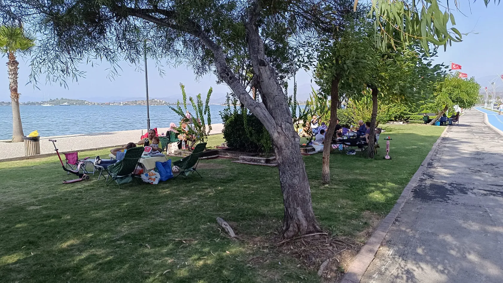 Fethiye'de Pazar Keyfi: Vatandaşlar Kahvaltılarını Sahil Bandı'nda Yaptı
