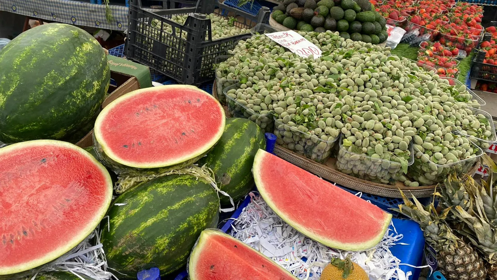 Fethiye'de pazar tezgahları renklendi: Mevsim meyveleri tezgahlarda yerini aldı