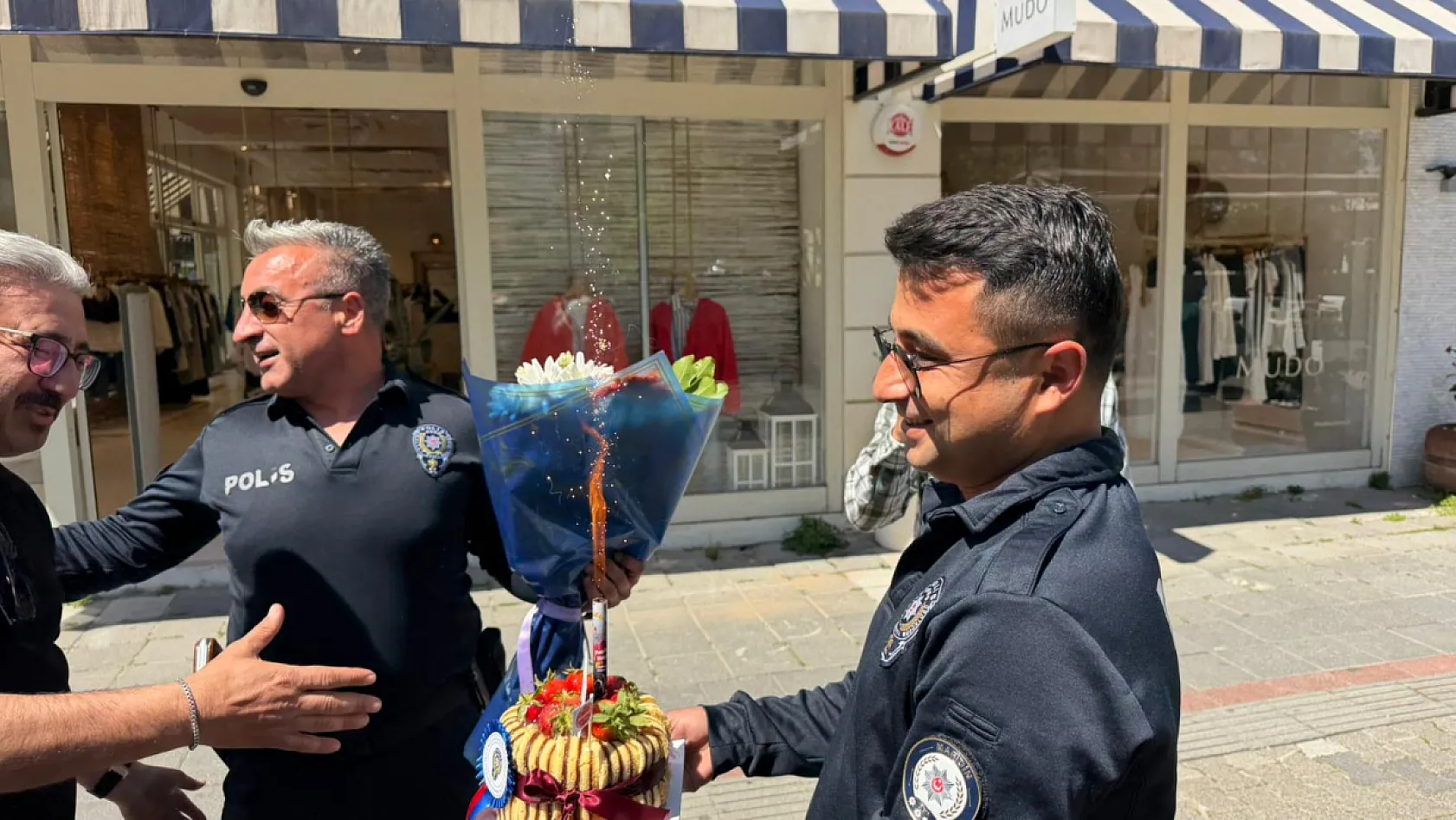 Fethiye'de Polis Haftası'na Sürpriz: İhbar Sandılar, Pasta ile Karşılaştılar