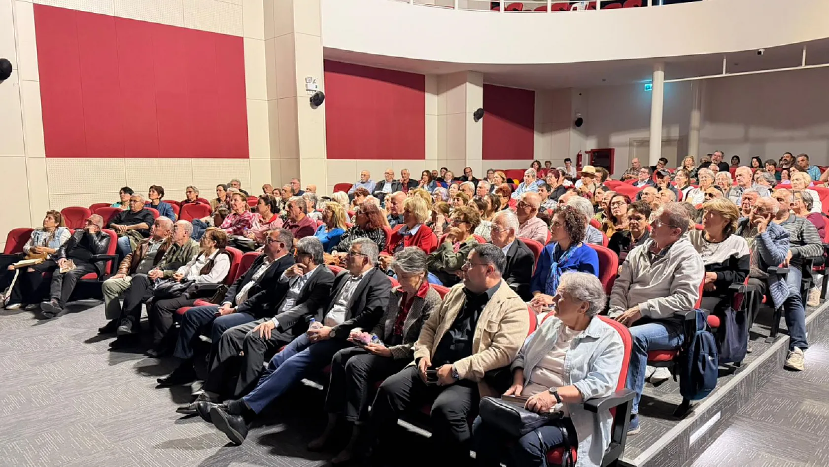 Fethiye'de Prof. Dr. Emre Kongar Söyleşisi Yoğun Katılımla Gerçekleşti