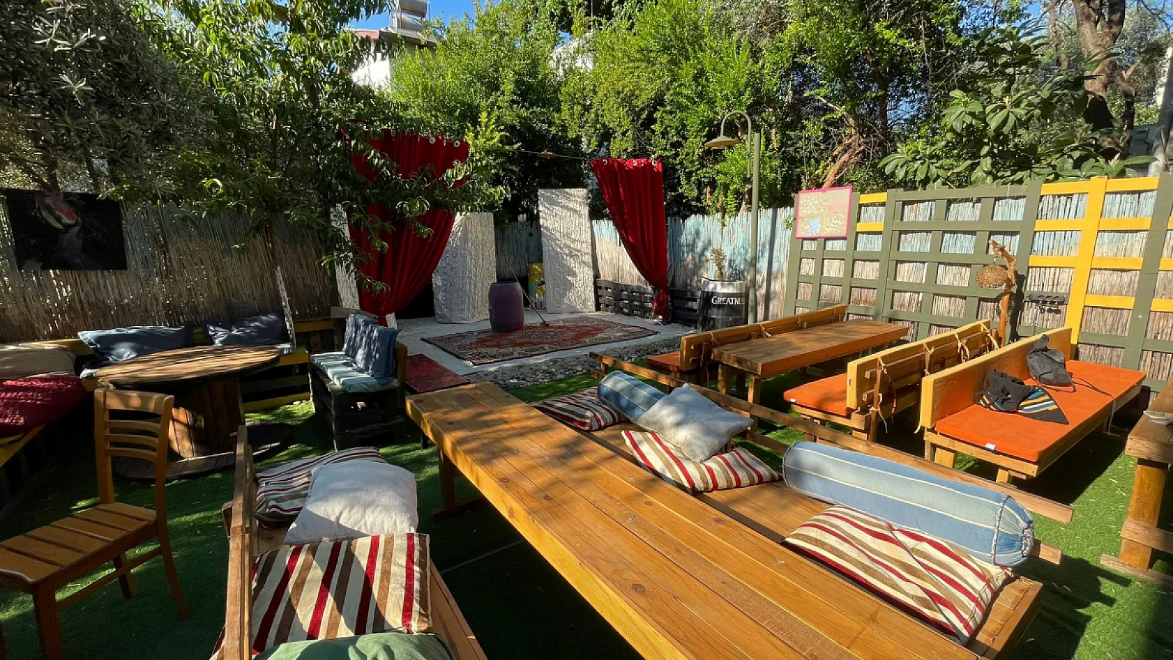 Fethiye'de sanat, kafe ve sahne aynı çatıda buluştu: 'Mutlu Bahçe'