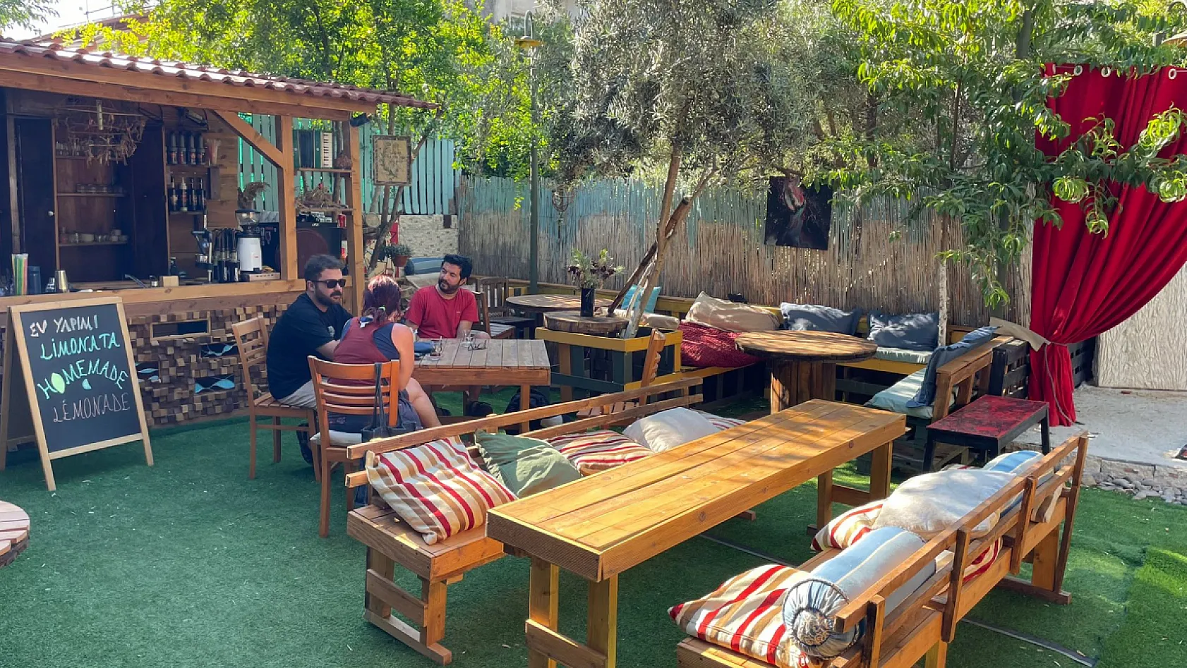 Fethiye'de sanat, kafe ve sahne aynı çatıda buluştu: 'Mutlu Bahçe'