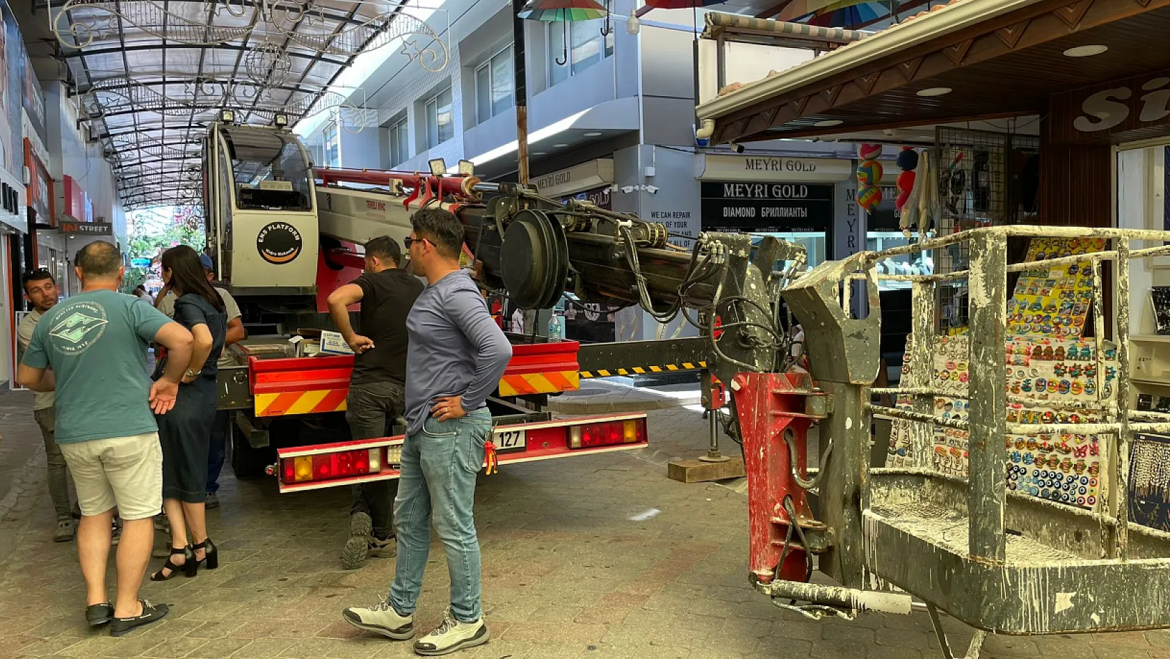 Fethiye'de 'Şemsiyeli Sokak' için son rötuşlar yapılıyor