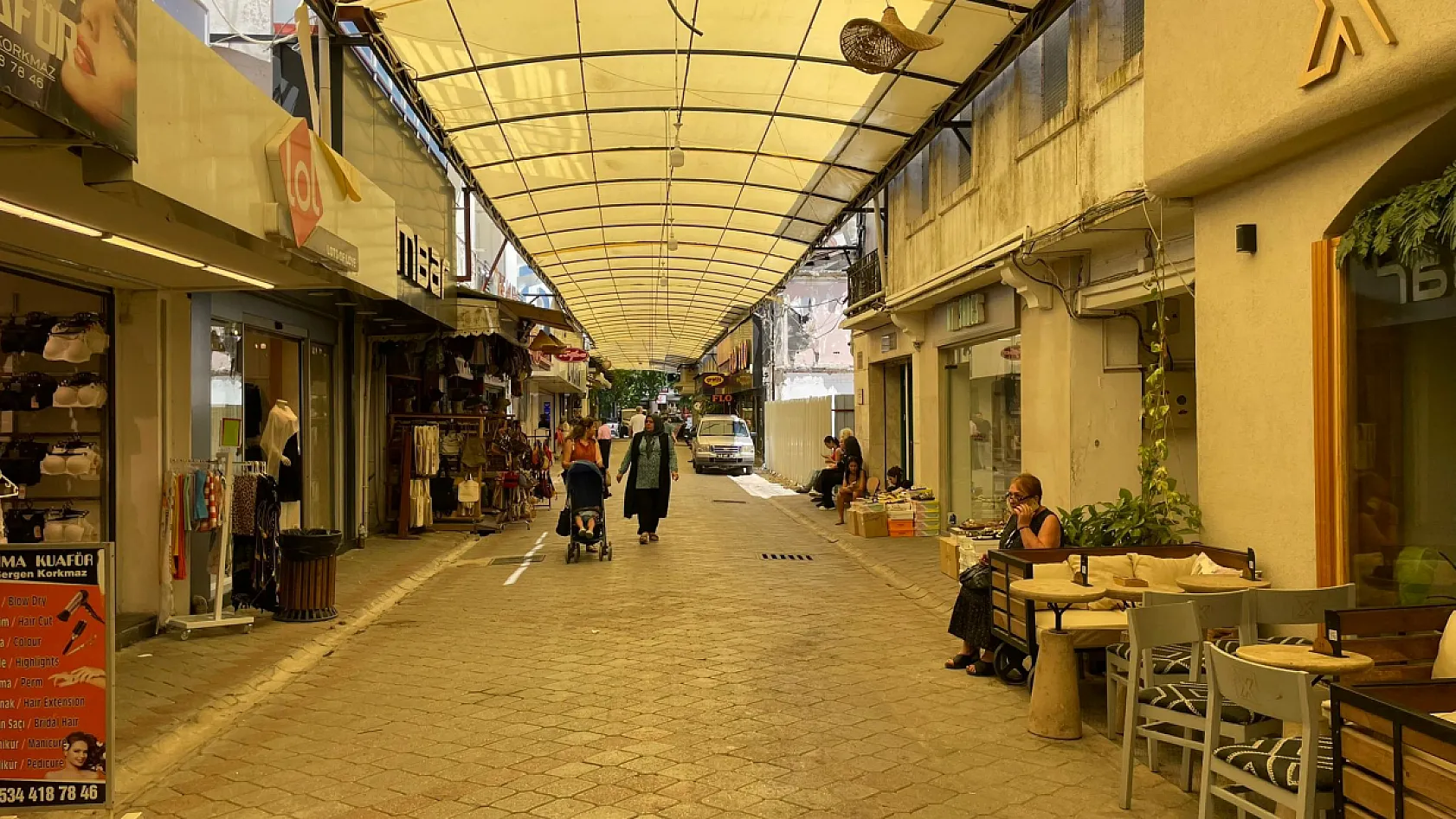 Fethiye'de 'Şemsiyeli Sokak' için son rötuşlar yapılıyor
