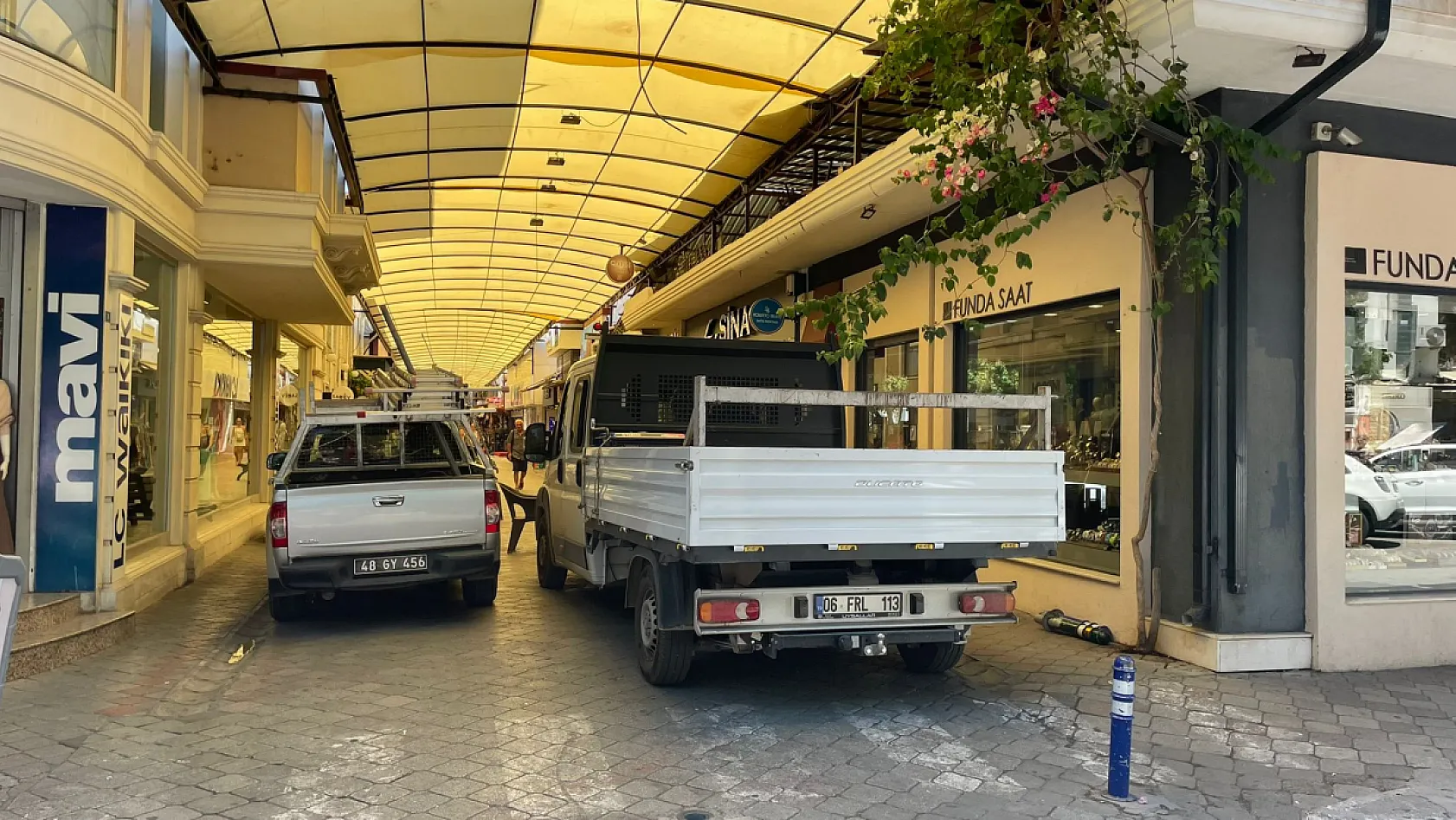 Fethiye'de 'Şemsiyeli Sokak' için son rötuşlar yapılıyor