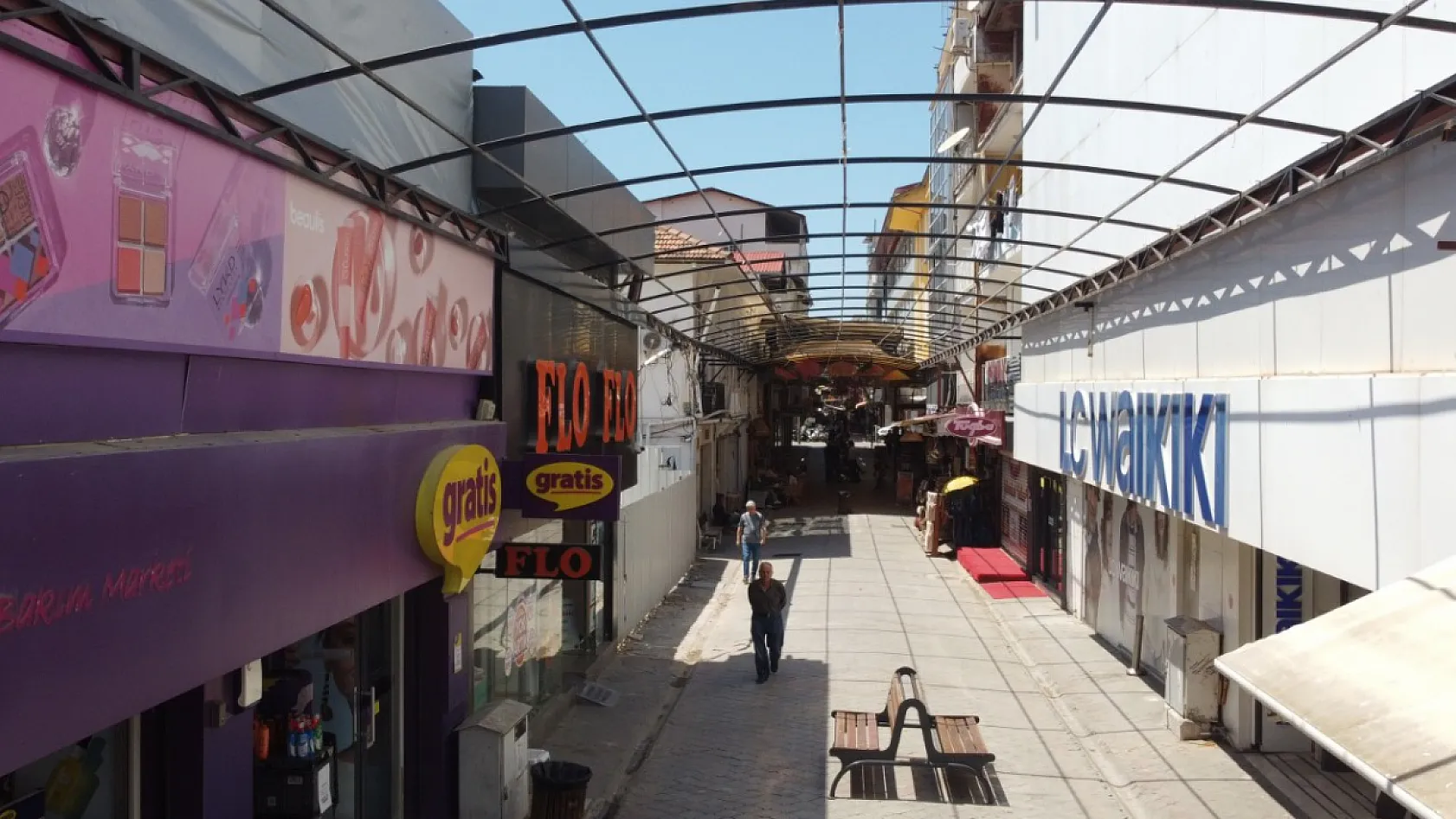 Fethiye'de Şemsiyeli Sokak Yenileniyor