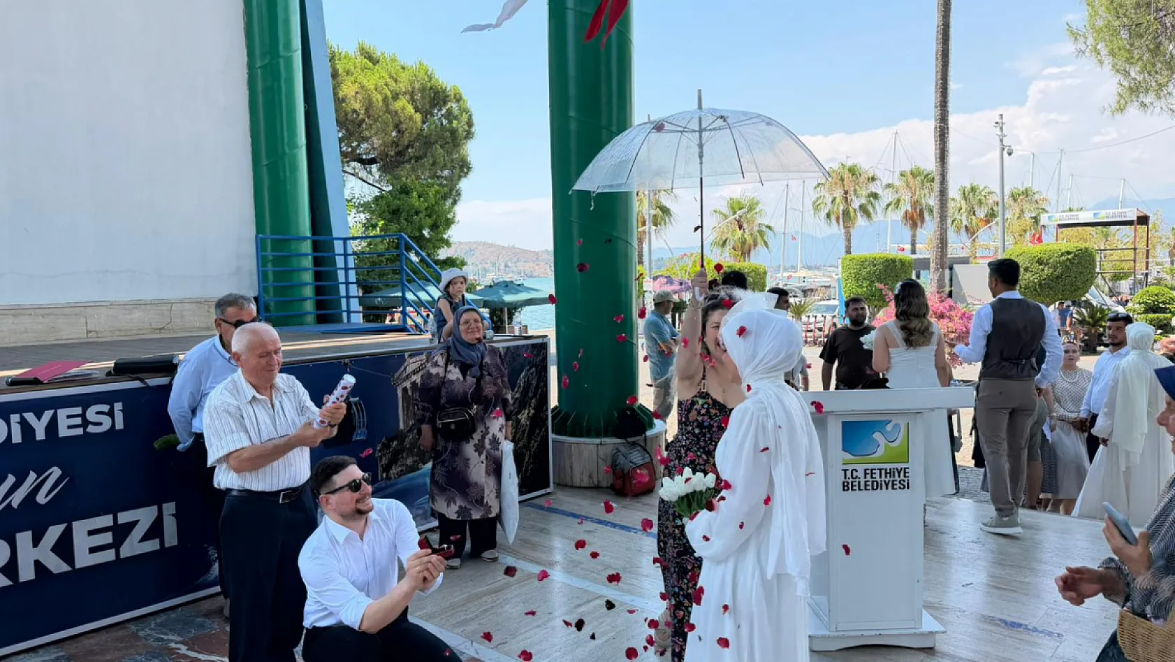 Fethiye'de sevgiye 'Evet': İşitme engelli genç çift hayatlarını birleştirdi