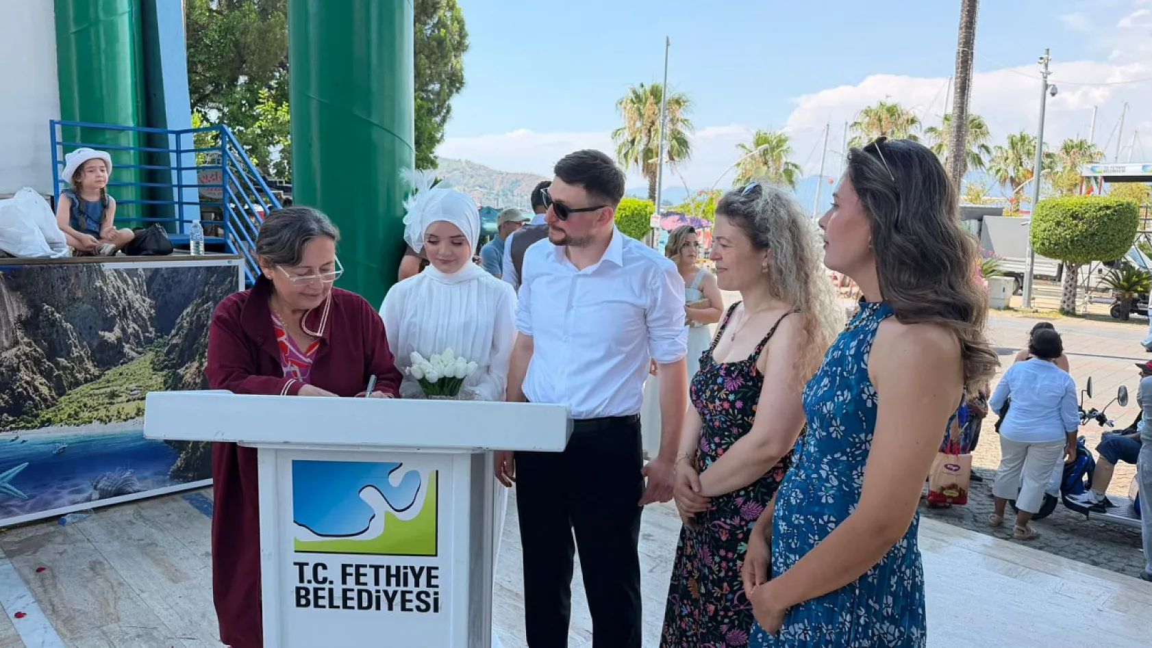 Fethiye'de sevgiye 'Evet': İşitme engelli genç çift hayatlarını birleştirdi