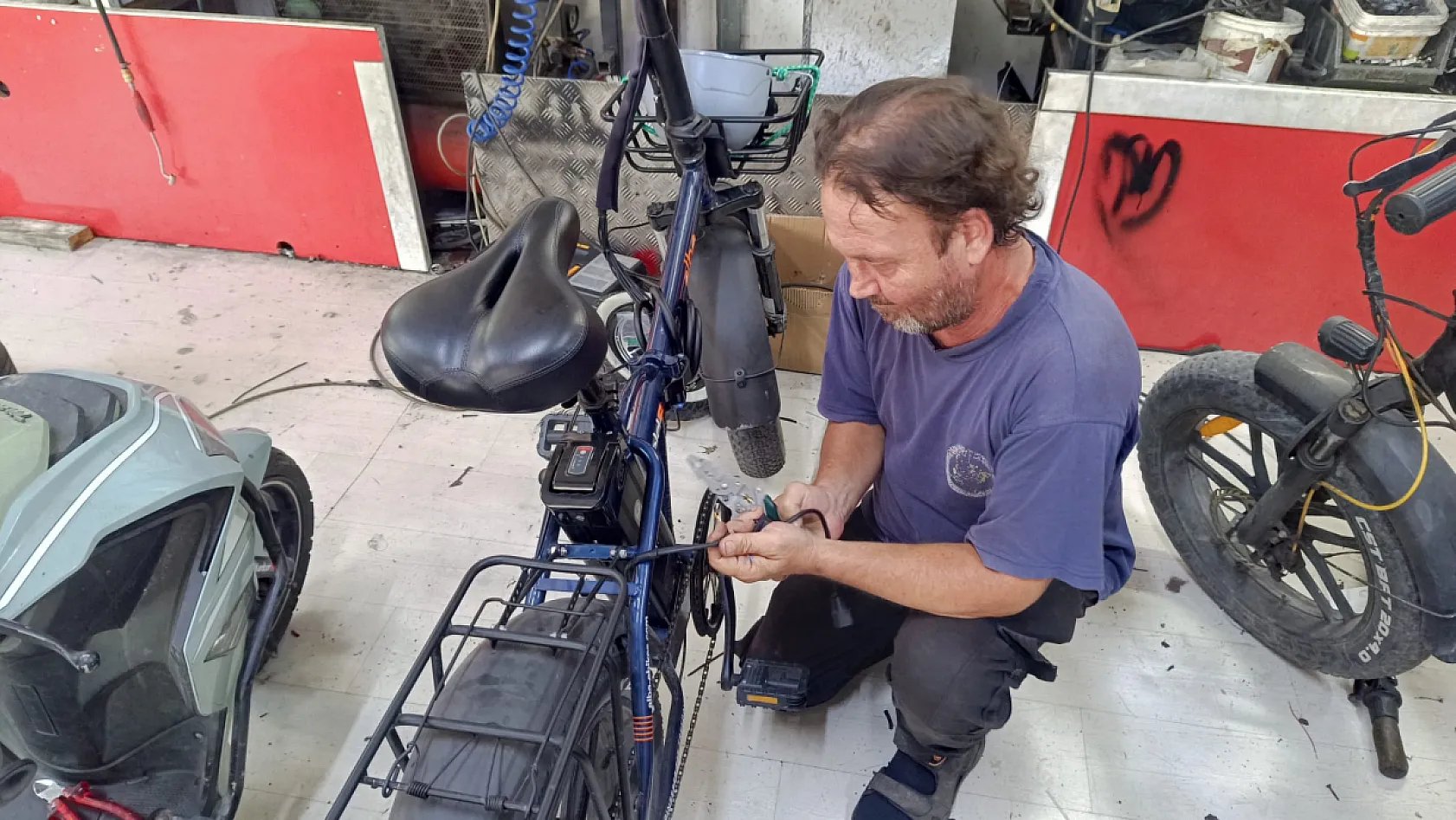 Fethiye'de sıcak hava elektrikli bisikletleri de etkiliyor