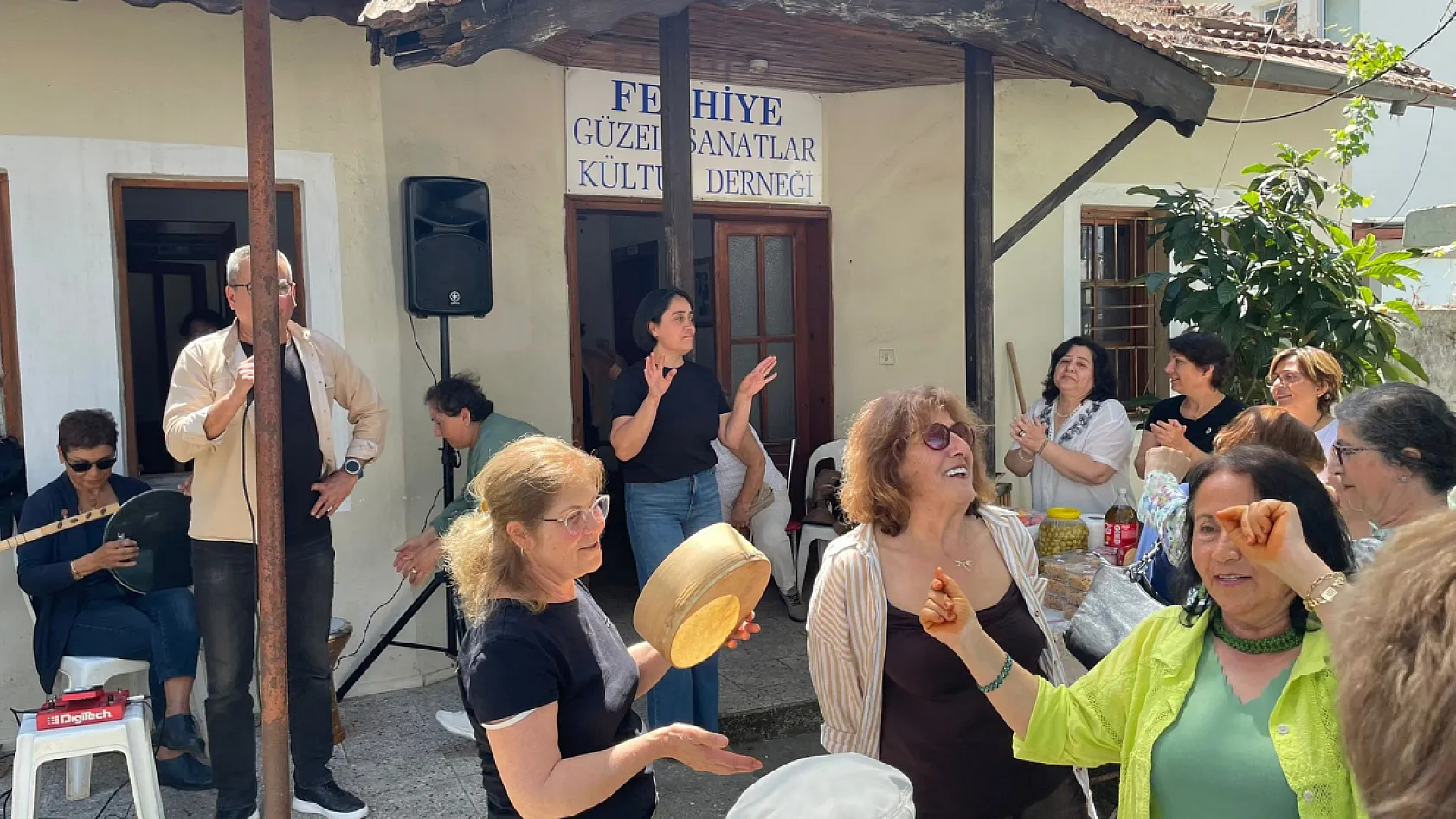 Fethiye'de 'Türkü Dinletili Bahar Kermesi' Yoğun Katılımla Gerçekleşti