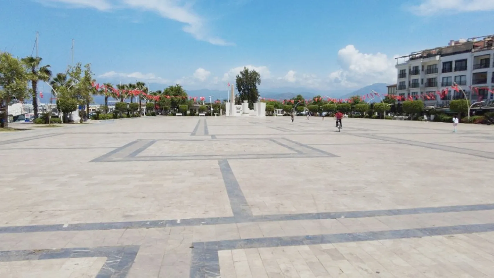 Fethiye'de Yazdan Kalma Gün: Meydanlar Boşaldı, Sahiller Doldu