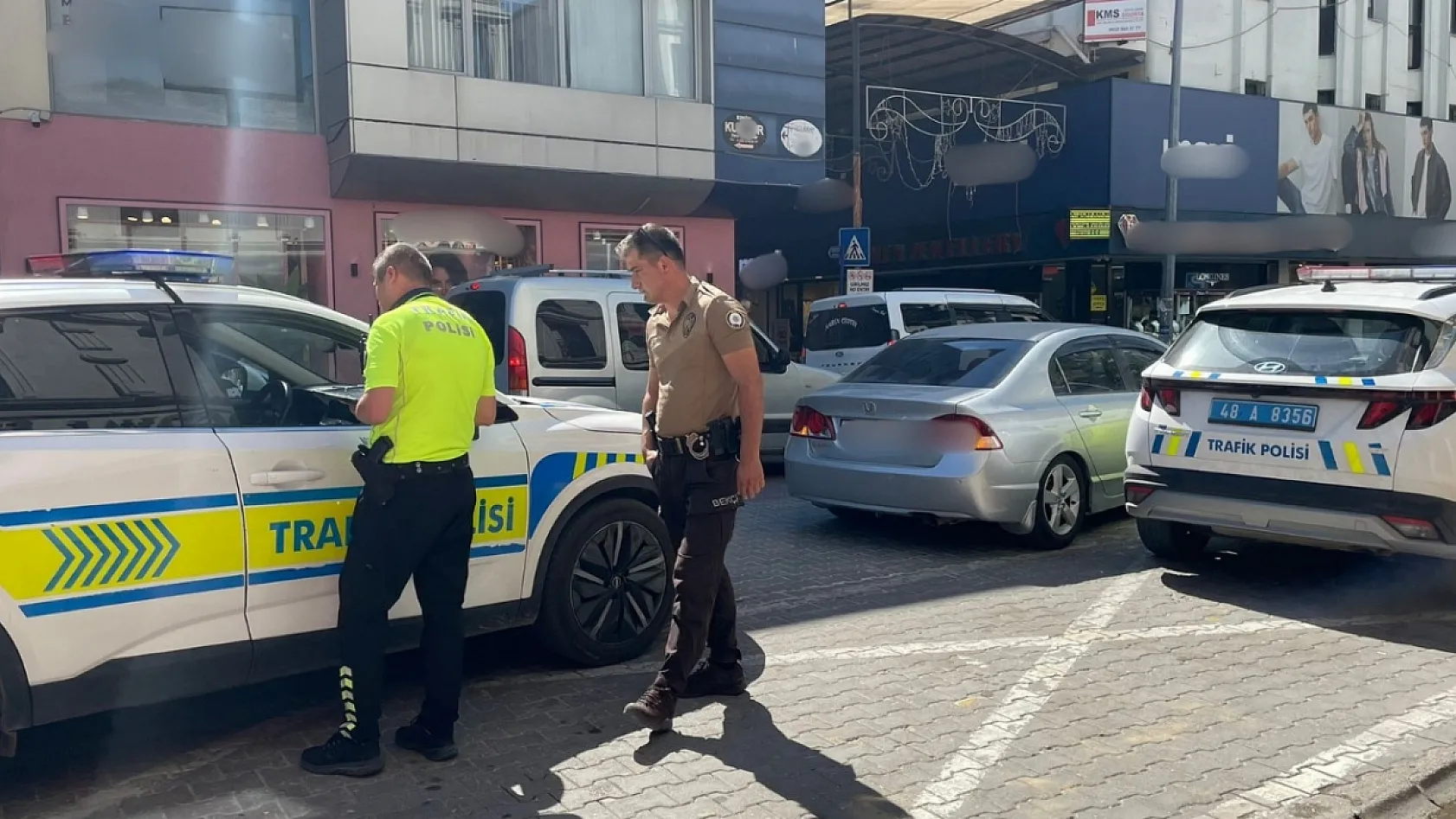 Fethiye'de yoğunluk artıyor, trafik polisi denetimleri sıklaştırıyor