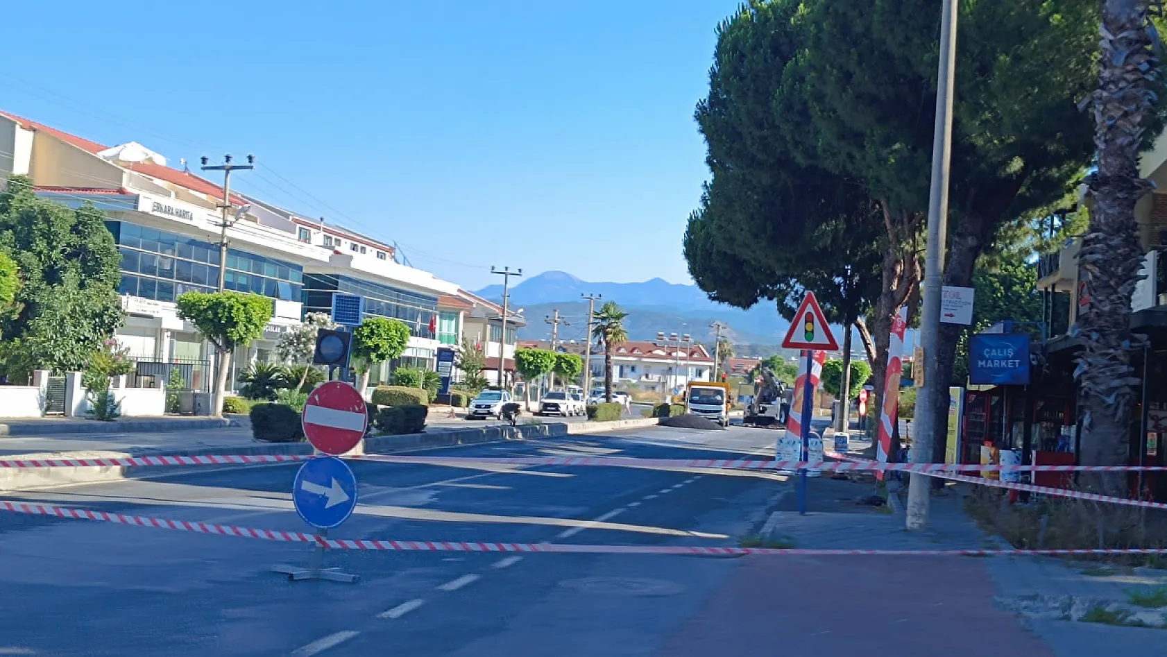Fethiye'de yol onarımı trafiği etkiledi: Kavşakta araç kuyruğu oluştu
