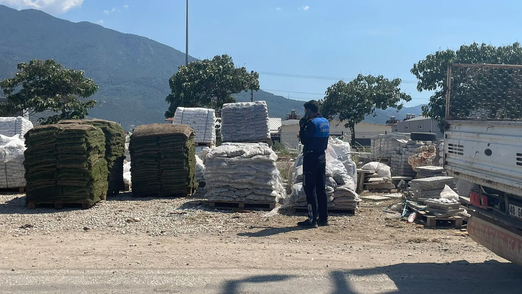 Fethiye'de zabıta ekipleri çevre yolu üzerindeki işletmeleri denetledi