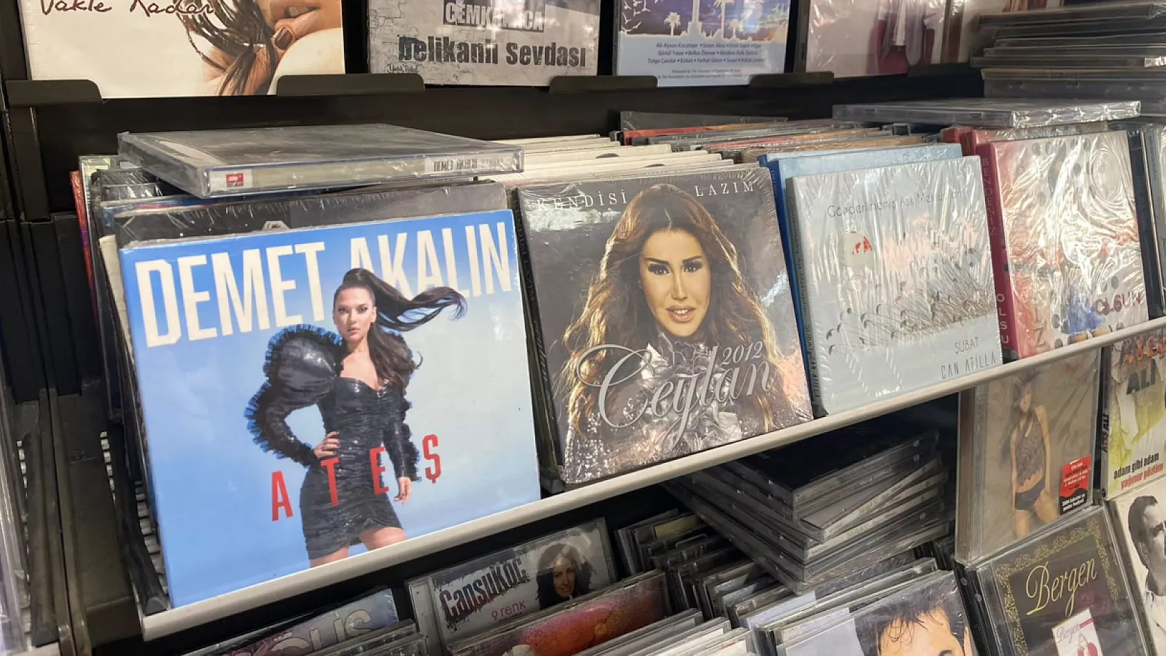 Fethiye'de zamanın izleri bu dükkanda saklı: CD'den plağa, kasetten dijitale