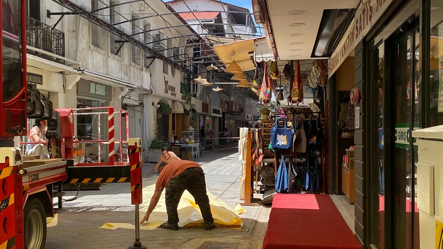 Fethiye'nin renkli fotoğraf durağı 'Şemsiyeli Sokak' yenileniyor