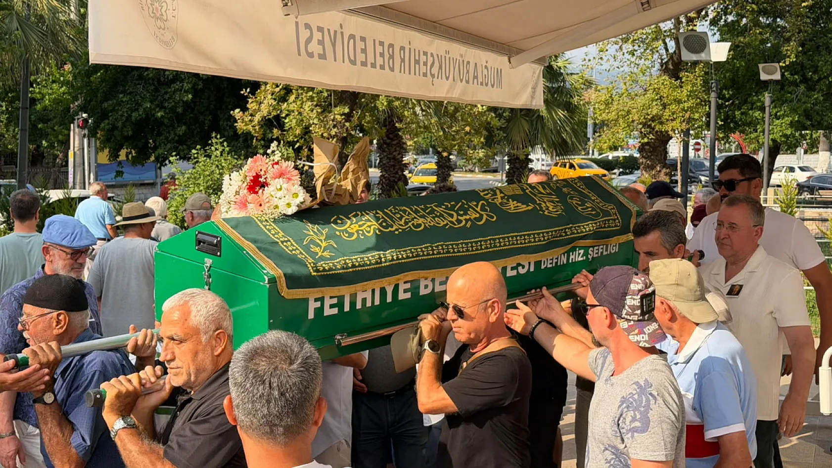 Fethiye'nin tanınmış esnaflarından Erol Kıvrak son yolculuğuna uğurlandı