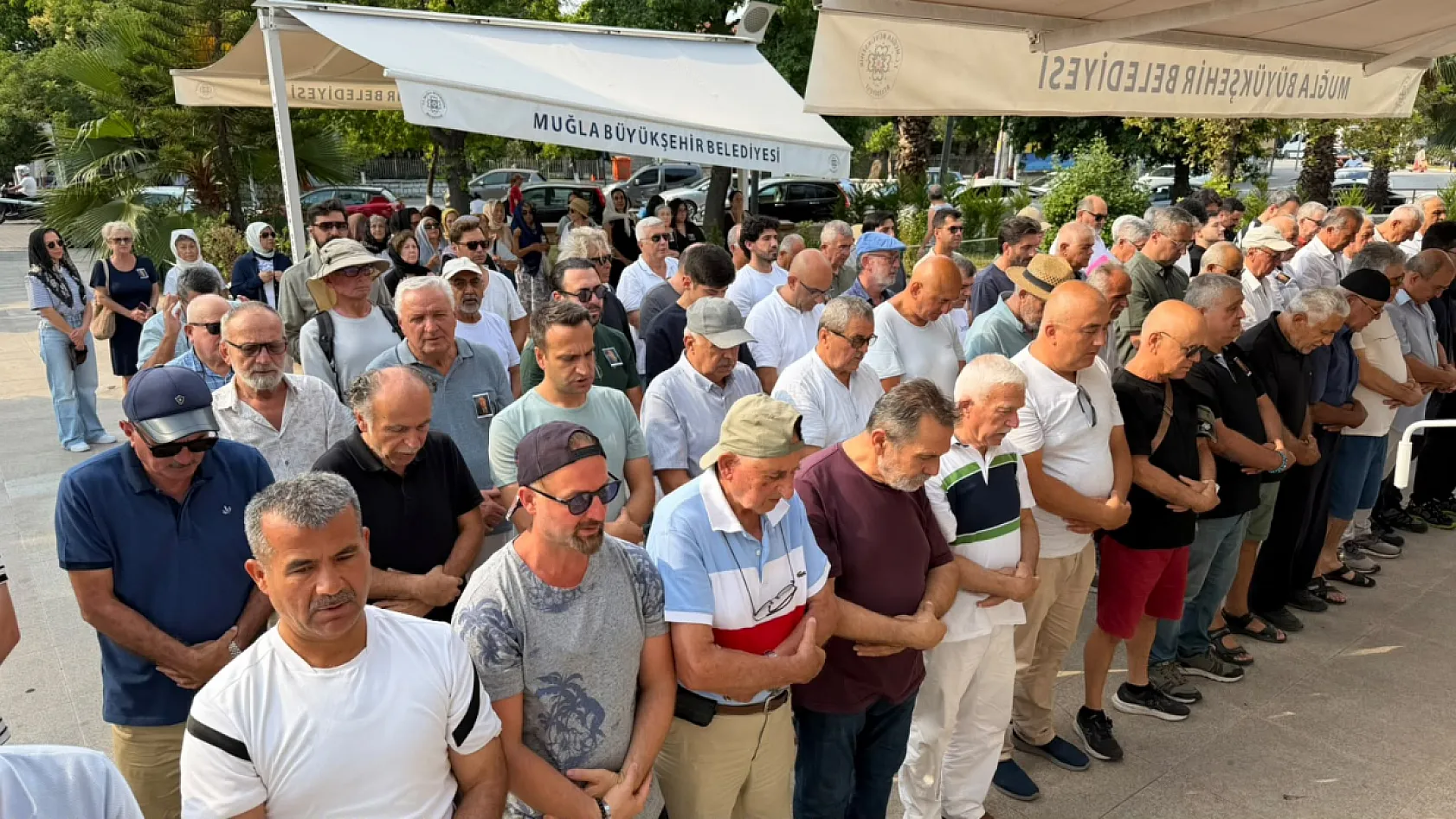 Fethiye'nin tanınmış esnaflarından Erol Kıvrak son yolculuğuna uğurlandı