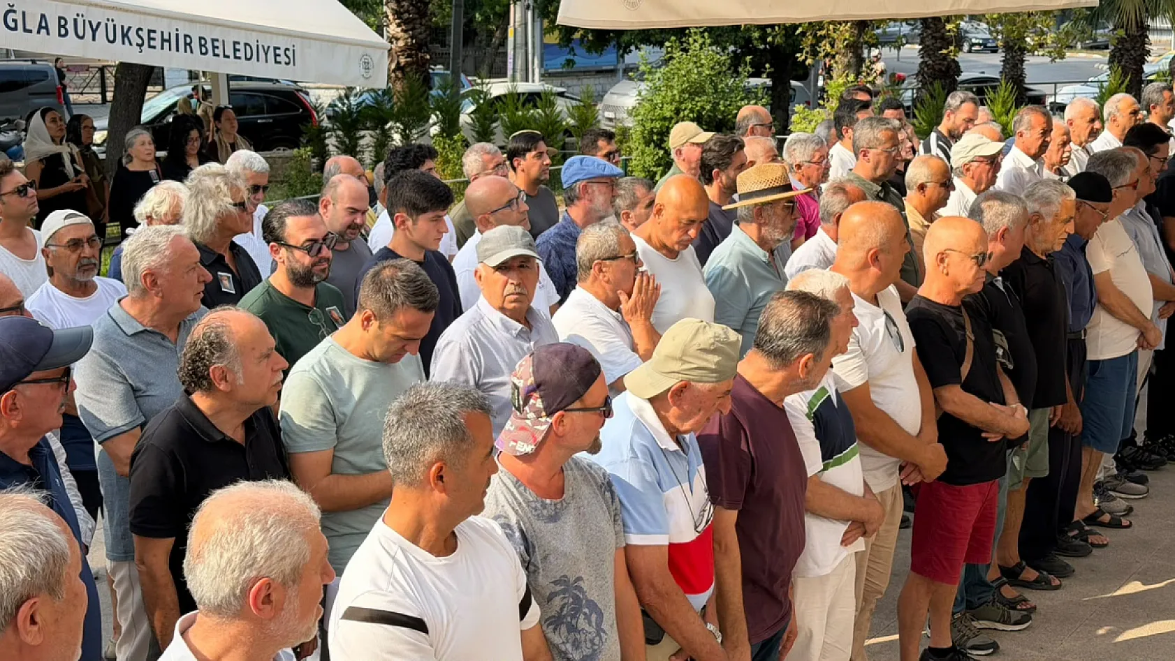 Fethiye'nin tanınmış esnaflarından Erol Kıvrak son yolculuğuna uğurlandı