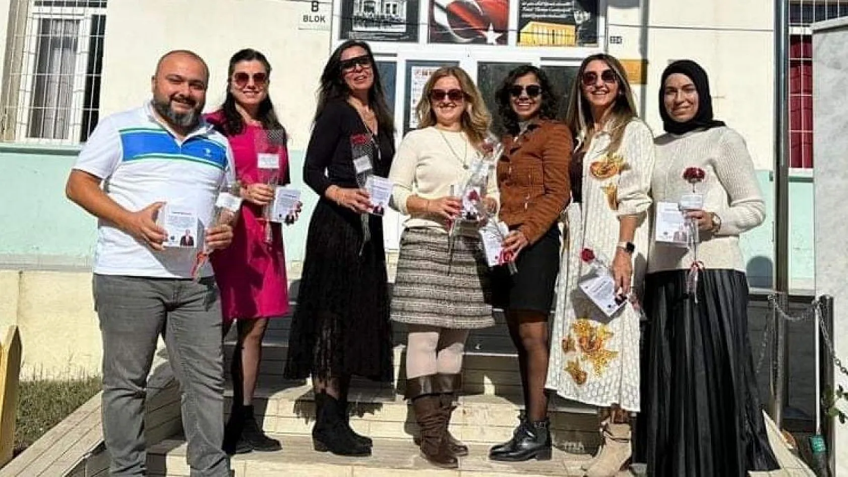 Başkan Akdenizli, Bin Öğretmene Karanfil Hediye Etti