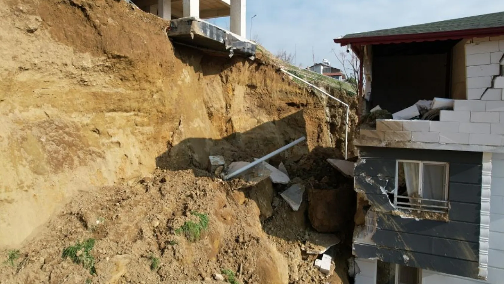 Denizli'de komşu binaları çökme noktasına getiren kazı kaçak çıktı